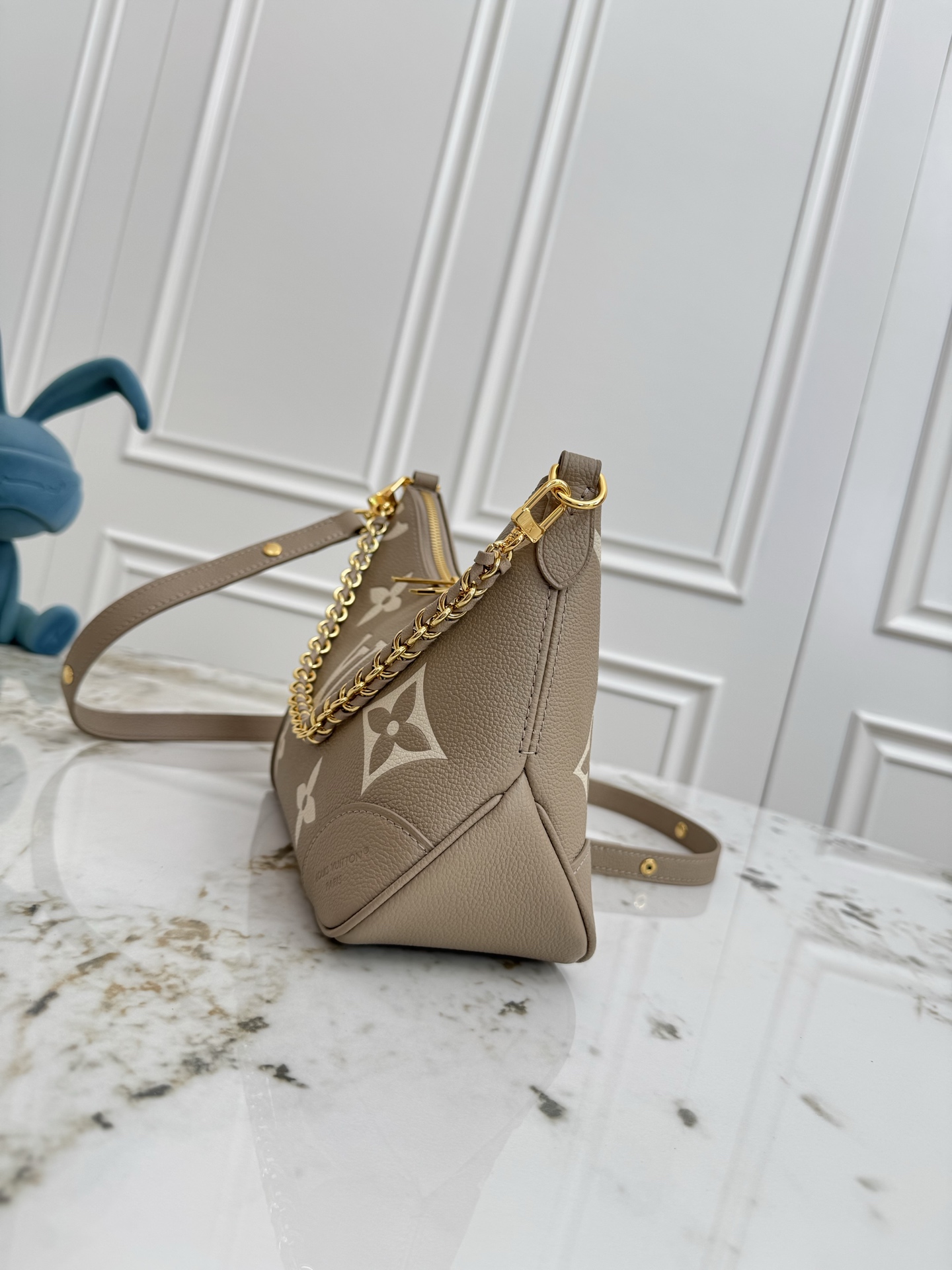 💰500顶级原单，变码芯片
M14211浅灰 M13224灰色 M12930黑色
本款 Boulogne 手袋为 Monogram Empreinte 皮革渲染雅致色调，巧妙演绎 LV Milky Way 系列的灵感启发。可拆卸编织链条和莹亮金属件点睛细节，考究构型适宜收纳日常所需。

16 x 9.5 x 29 厘米 
(高 x 宽 x 长度)
压纹粒面牛皮革
牛皮革饰边
织物内衬
金属件
双拉链开合
内贴袋
可收纳智能手机、钥匙、短款钱夹和耳机
肩带：可拆卸，可调节
包带半长：31.0 厘米
包带半长可调至：50.0 厘米
链条：可拆卸
链条半长：25.0 厘米