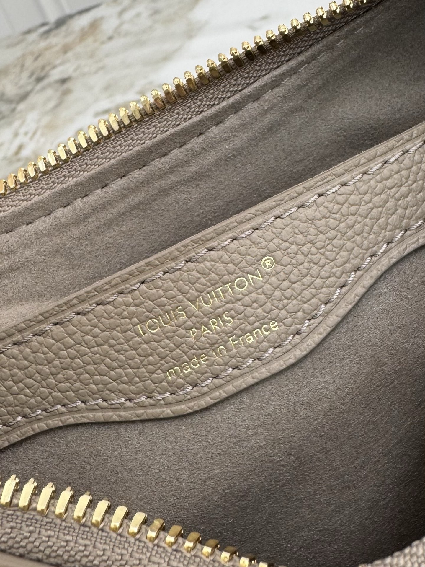 💰500顶级原单，变码芯片
M14211浅灰 M13224灰色 M12930黑色
本款 Boulogne 手袋为 Monogram Empreinte 皮革渲染雅致色调，巧妙演绎 LV Milky Way 系列的灵感启发。可拆卸编织链条和莹亮金属件点睛细节，考究构型适宜收纳日常所需。

16 x 9.5 x 29 厘米 
(高 x 宽 x 长度)
压纹粒面牛皮革
牛皮革饰边
织物内衬
金属件
双拉链开合
内贴袋
可收纳智能手机、钥匙、短款钱夹和耳机
肩带：可拆卸，可调节
包带半长：31.0 厘米
包带半长可调至：50.0 厘米
链条：可拆卸
链条半长：25.0 厘米