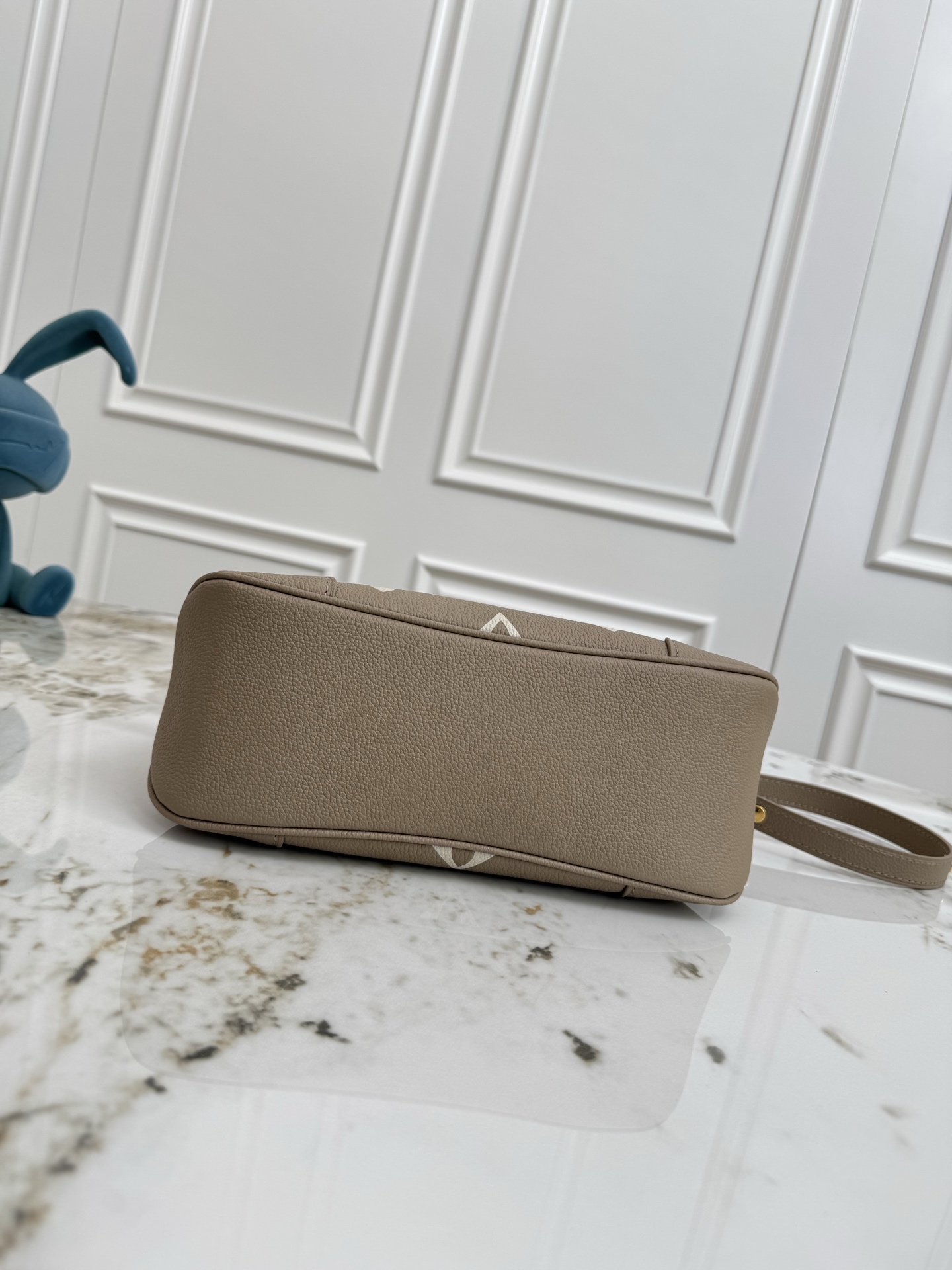 💰500顶级原单，变码芯片
M14211浅灰 M13224灰色 M12930黑色
本款 Boulogne 手袋为 Monogram Empreinte 皮革渲染雅致色调，巧妙演绎 LV Milky Way 系列的灵感启发。可拆卸编织链条和莹亮金属件点睛细节，考究构型适宜收纳日常所需。

16 x 9.5 x 29 厘米 
(高 x 宽 x 长度)
压纹粒面牛皮革
牛皮革饰边
织物内衬
金属件
双拉链开合
内贴袋
可收纳智能手机、钥匙、短款钱夹和耳机
肩带：可拆卸，可调节
包带半长：31.0 厘米
包带半长可调至：50.0 厘米
链条：可拆卸
链条半长：25.0 厘米