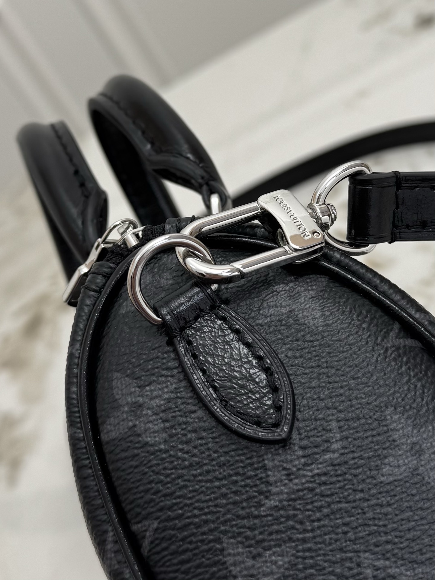 P340💰【163C01动态芯片】M26573顶级原单，正品开发✨‼️本款 Nano Speedy 手袋采用帆布塑造玲珑构型，以 Monogram Eclipse 图案传递优雅风尚，轻松点亮昼夜造型。莹泽金属件流露考究气息，充裕空间可容纳短款钱夹等日常所需，可拆卸肩带实现多种背携方式。Monogram Eclipse 图案一涂层帆布一牛皮革饰边一织物内衬一金属件一拉链开合一可收纳智能手机、耳机、Victorine 钱夹、钥匙和唇膏一肩带：可拆卸，可调节！！尺寸:16x10x7.5CM32