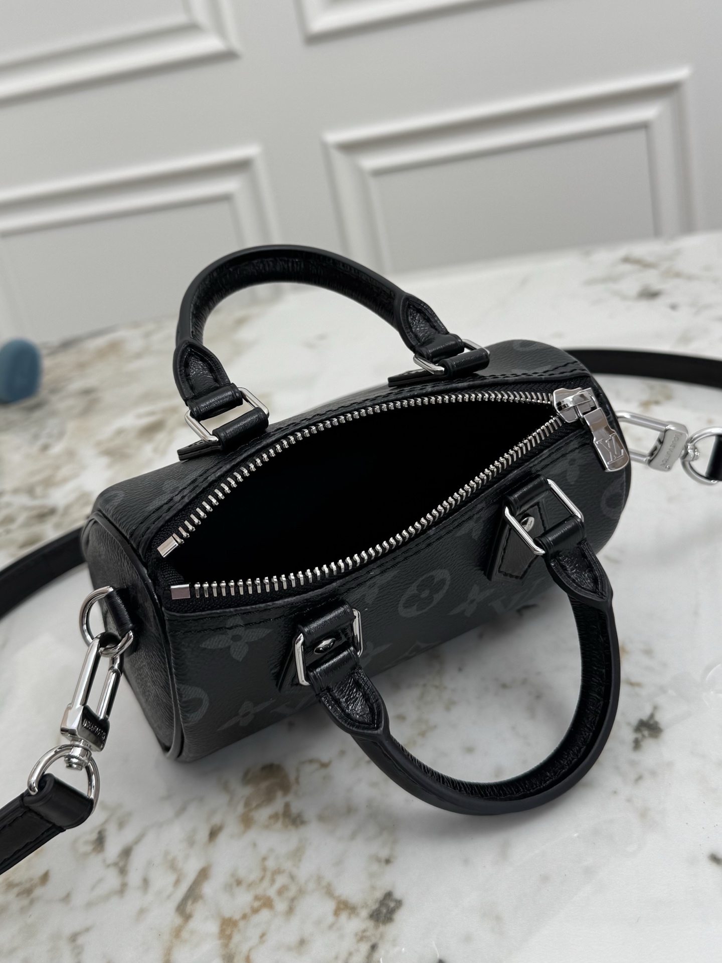 P340💰【163C01动态芯片】M26573顶级原单，正品开发✨‼️本款 Nano Speedy 手袋采用帆布塑造玲珑构型，以 Monogram Eclipse 图案传递优雅风尚，轻松点亮昼夜造型。莹泽金属件流露考究气息，充裕空间可容纳短款钱夹等日常所需，可拆卸肩带实现多种背携方式。Monogram Eclipse 图案一涂层帆布一牛皮革饰边一织物内衬一金属件一拉链开合一可收纳智能手机、耳机、Victorine 钱夹、钥匙和唇膏一肩带：可拆卸，可调节！！尺寸:16x10x7.5CM32