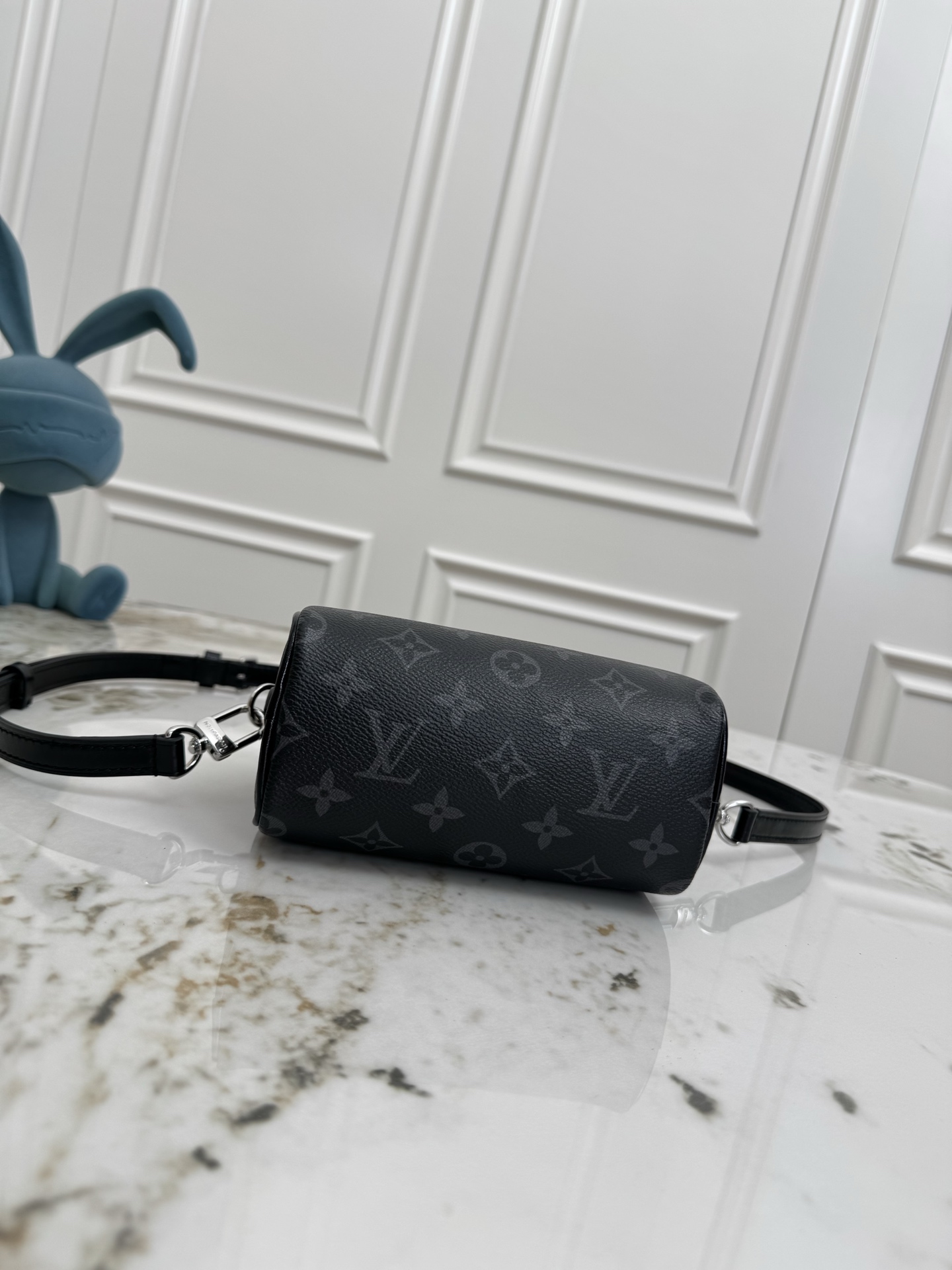 P340💰【163C01动态芯片】M26573顶级原单，正品开发✨‼️本款 Nano Speedy 手袋采用帆布塑造玲珑构型，以 Monogram Eclipse 图案传递优雅风尚，轻松点亮昼夜造型。莹泽金属件流露考究气息，充裕空间可容纳短款钱夹等日常所需，可拆卸肩带实现多种背携方式。Monogram Eclipse 图案一涂层帆布一牛皮革饰边一织物内衬一金属件一拉链开合一可收纳智能手机、耳机、Victorine 钱夹、钥匙和唇膏一肩带：可拆卸，可调节！！尺寸:16x10x7.5CM32