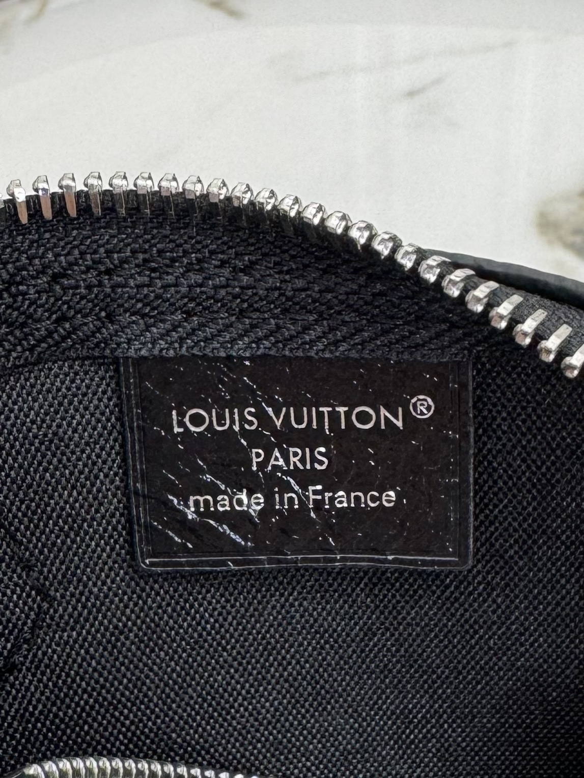 P340💰【163C01动态芯片】M26573顶级原单，正品开发✨‼️本款 Nano Speedy 手袋采用帆布塑造玲珑构型，以 Monogram Eclipse 图案传递优雅风尚，轻松点亮昼夜造型。莹泽金属件流露考究气息，充裕空间可容纳短款钱夹等日常所需，可拆卸肩带实现多种背携方式。Monogram Eclipse 图案一涂层帆布一牛皮革饰边一织物内衬一金属件一拉链开合一可收纳智能手机、耳机、Victorine 钱夹、钥匙和唇膏一肩带：可拆卸，可调节！！尺寸:16x10x7.5CM32