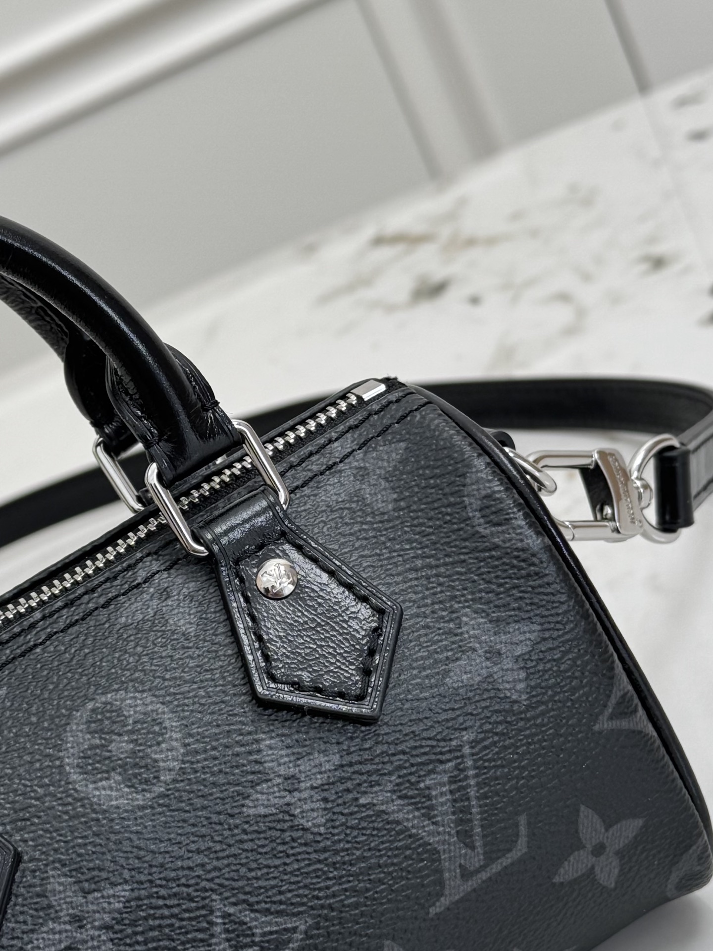 P340💰【163C01动态芯片】M26573顶级原单，正品开发✨‼️本款 Nano Speedy 手袋采用帆布塑造玲珑构型，以 Monogram Eclipse 图案传递优雅风尚，轻松点亮昼夜造型。莹泽金属件流露考究气息，充裕空间可容纳短款钱夹等日常所需，可拆卸肩带实现多种背携方式。Monogram Eclipse 图案一涂层帆布一牛皮革饰边一织物内衬一金属件一拉链开合一可收纳智能手机、耳机、Victorine 钱夹、钥匙和唇膏一肩带：可拆卸，可调节！！尺寸:16x10x7.5CM32