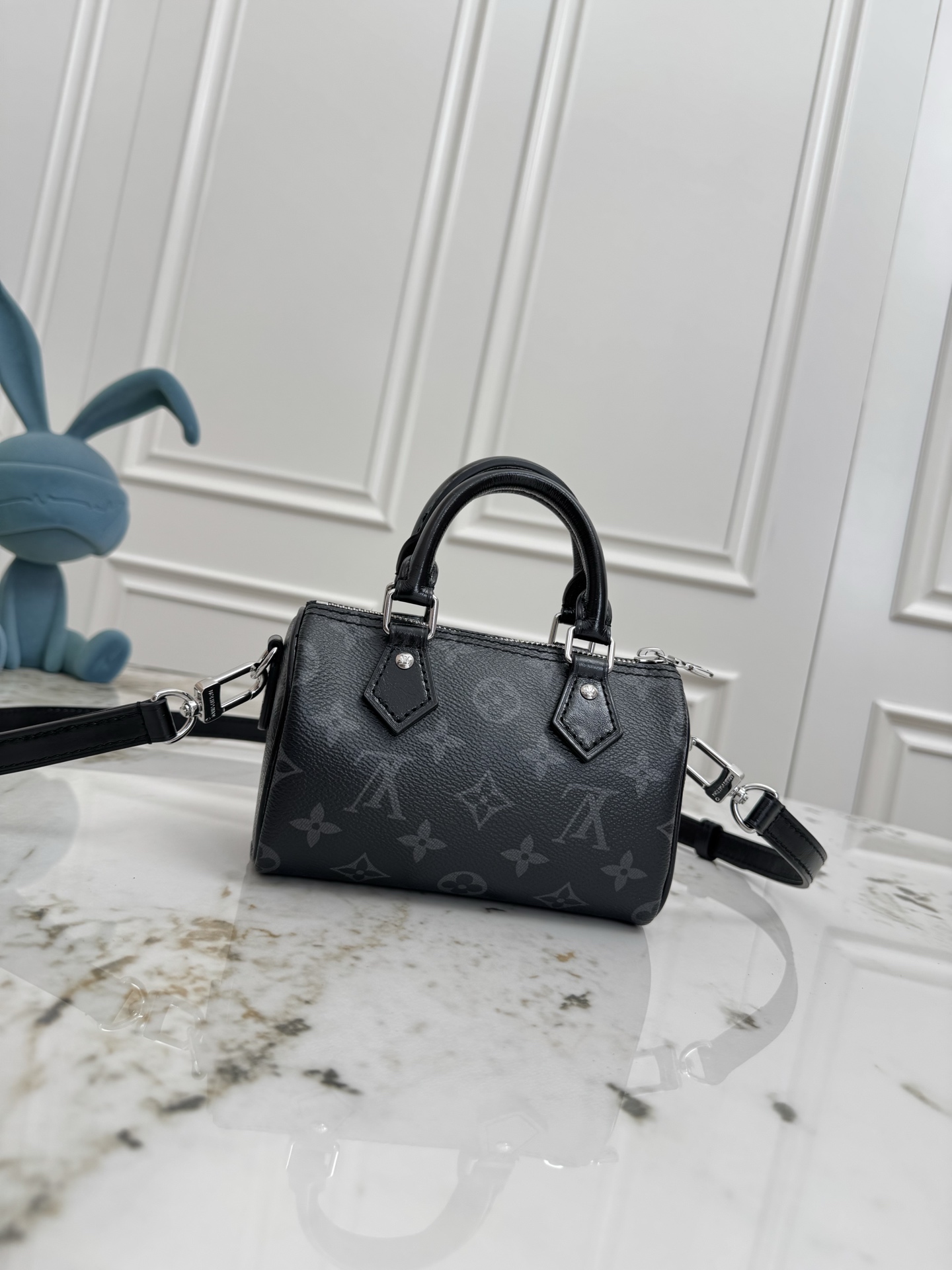 P340💰【163C01动态芯片】M26573顶级原单，正品开发✨‼️本款 Nano Speedy 手袋采用帆布塑造玲珑构型，以 Monogram Eclipse 图案传递优雅风尚，轻松点亮昼夜造型。莹泽金属件流露考究气息，充裕空间可容纳短款钱夹等日常所需，可拆卸肩带实现多种背携方式。Monogram Eclipse 图案一涂层帆布一牛皮革饰边一织物内衬一金属件一拉链开合一可收纳智能手机、耳机、Victorine 钱夹、钥匙和唇膏一肩带：可拆卸，可调节！！尺寸:16x10x7.5CM32