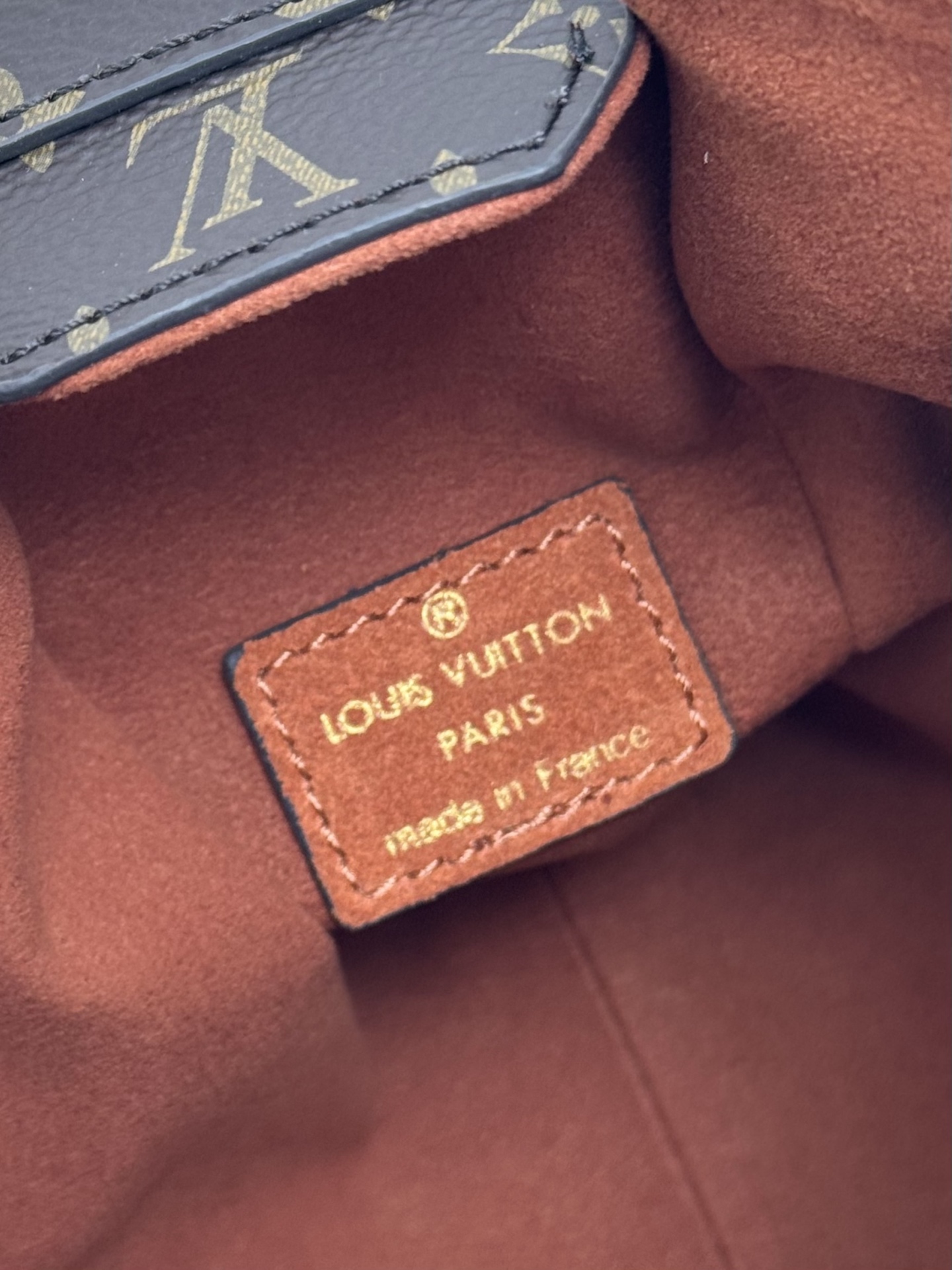 P630💰顶级原单 N15072棕色 磨砂皮软盒子 SIDE TRUNK 中号手袋 本款 Side Trunk hr中号手袋出自 Back to School 系列，以雅致色调演绎 1970 年代的复古风尚。Monogram 涂层帆布饰边流露波西米亚气息，S-lock 锁扣与可拆卸链条闪烁金属莹泽。适宜尺寸方便收纳唇膏等日常物品。尺寸：16 x 8.5 x 23.5 厘米。(高 x 宽 x 长度)