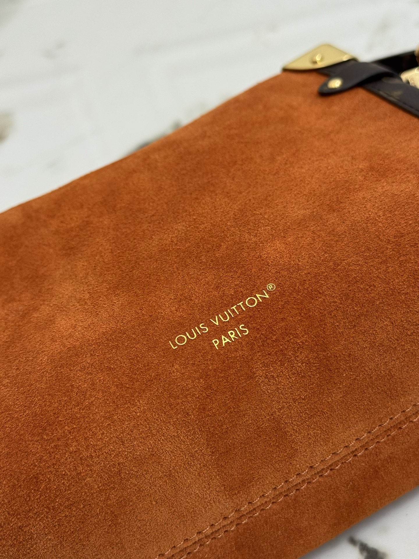 P630💰顶级原单 N15072棕色 磨砂皮软盒子 SIDE TRUNK 中号手袋 本款 Side Trunk hr中号手袋出自 Back to School 系列，以雅致色调演绎 1970 年代的复古风尚。Monogram 涂层帆布饰边流露波西米亚气息，S-lock 锁扣与可拆卸链条闪烁金属莹泽。适宜尺寸方便收纳唇膏等日常物品。尺寸：16 x 8.5 x 23.5 厘米。(高 x 宽 x 长度)