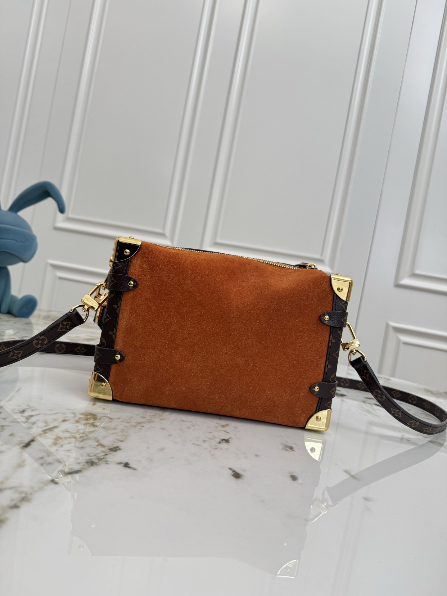 P630💰顶级原单 N15072棕色 磨砂皮软盒子 SIDE TRUNK 中号手袋 本款 Side Trunk hr中号手袋出自 Back to School 系列，以雅致色调演绎 1970 年代的复古风尚。Monogram 涂层帆布饰边流露波西米亚气息，S-lock 锁扣与可拆卸链条闪烁金属莹泽。适宜尺寸方便收纳唇膏等日常物品。尺寸：16 x 8.5 x 23.5 厘米。(高 x 宽 x 长度)