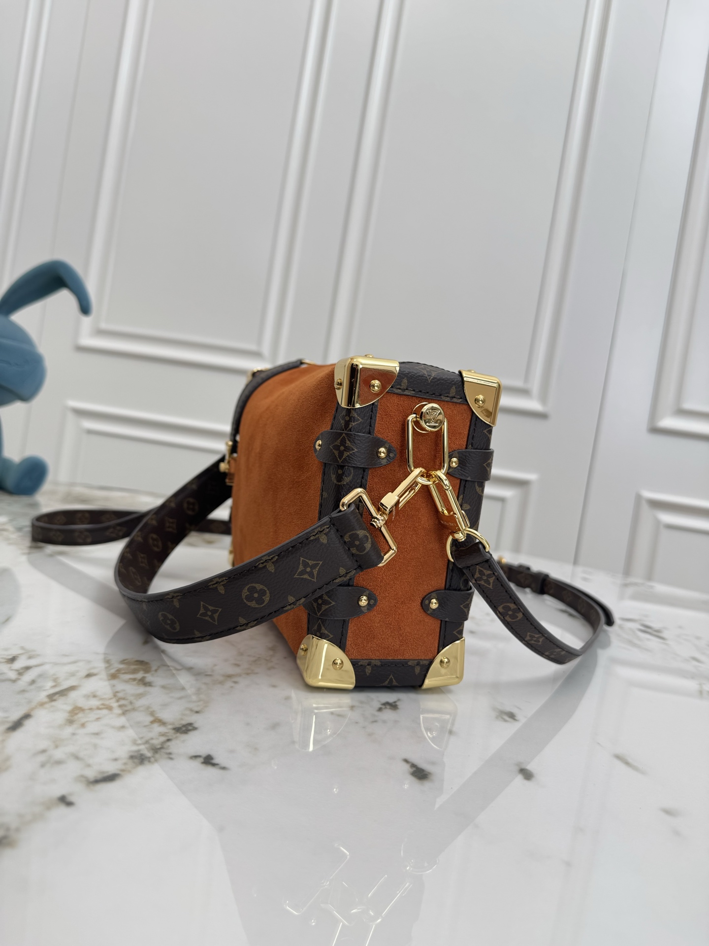 P630💰顶级原单 N15072棕色 磨砂皮软盒子 SIDE TRUNK 中号手袋 本款 Side Trunk hr中号手袋出自 Back to School 系列，以雅致色调演绎 1970 年代的复古风尚。Monogram 涂层帆布饰边流露波西米亚气息，S-lock 锁扣与可拆卸链条闪烁金属莹泽。适宜尺寸方便收纳唇膏等日常物品。尺寸：16 x 8.5 x 23.5 厘米。(高 x 宽 x 长度)