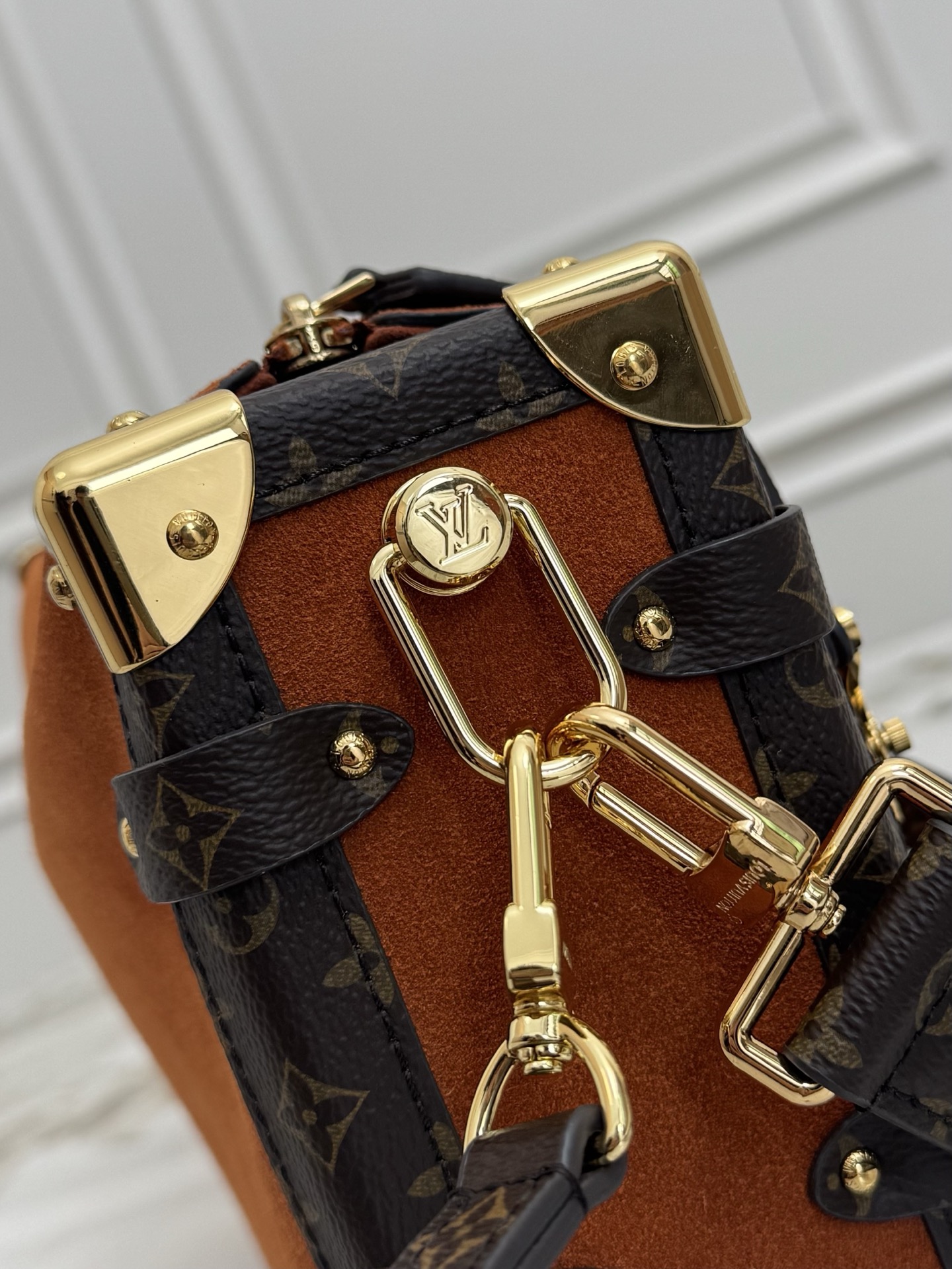 P630💰顶级原单 N15072棕色 磨砂皮软盒子 SIDE TRUNK 中号手袋 本款 Side Trunk hr中号手袋出自 Back to School 系列，以雅致色调演绎 1970 年代的复古风尚。Monogram 涂层帆布饰边流露波西米亚气息，S-lock 锁扣与可拆卸链条闪烁金属莹泽。适宜尺寸方便收纳唇膏等日常物品。尺寸：16 x 8.5 x 23.5 厘米。(高 x 宽 x 长度)