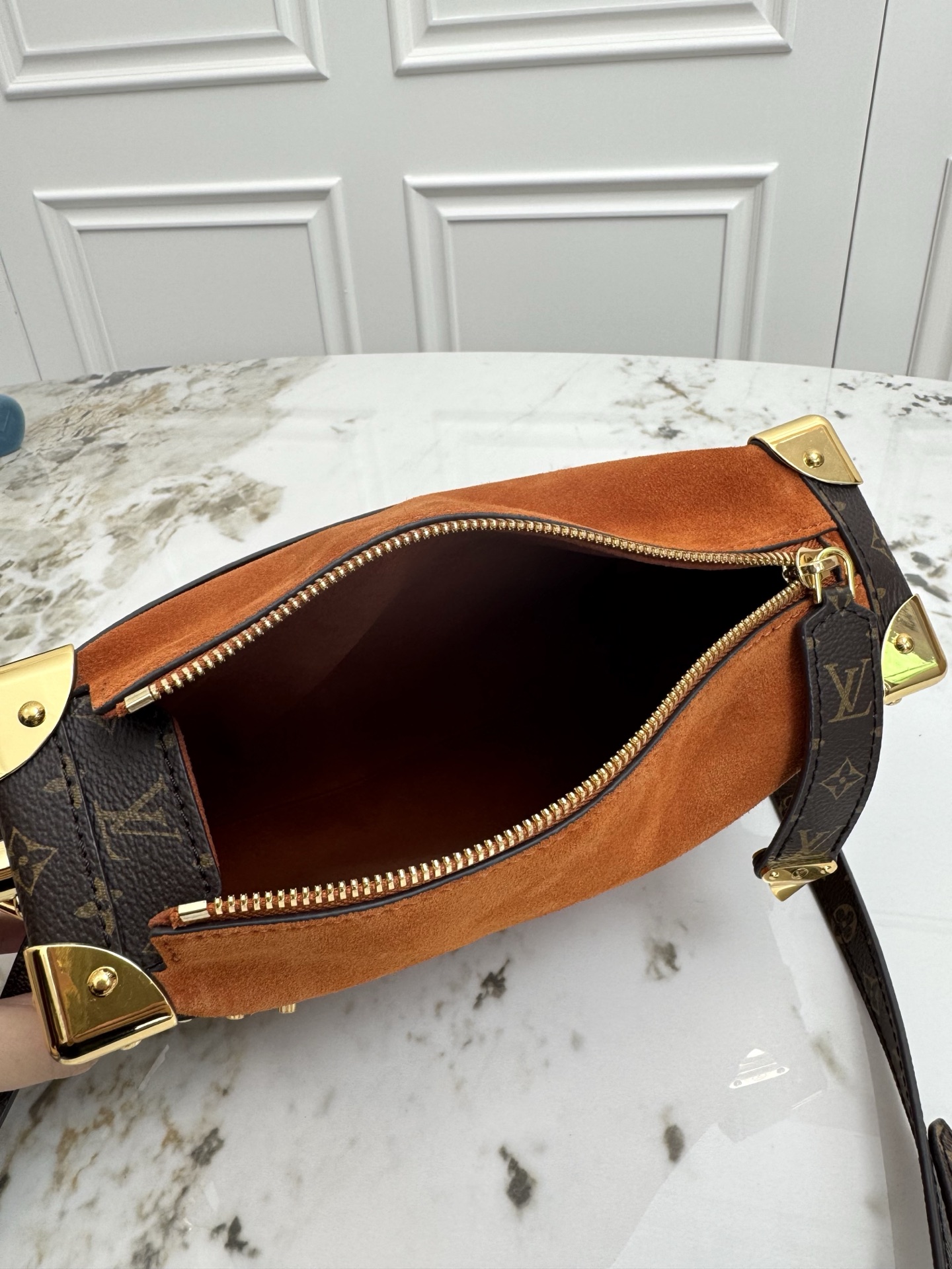 P630💰顶级原单 N15072棕色 磨砂皮软盒子 SIDE TRUNK 中号手袋 本款 Side Trunk hr中号手袋出自 Back to School 系列，以雅致色调演绎 1970 年代的复古风尚。Monogram 涂层帆布饰边流露波西米亚气息，S-lock 锁扣与可拆卸链条闪烁金属莹泽。适宜尺寸方便收纳唇膏等日常物品。尺寸：16 x 8.5 x 23.5 厘米。(高 x 宽 x 长度)