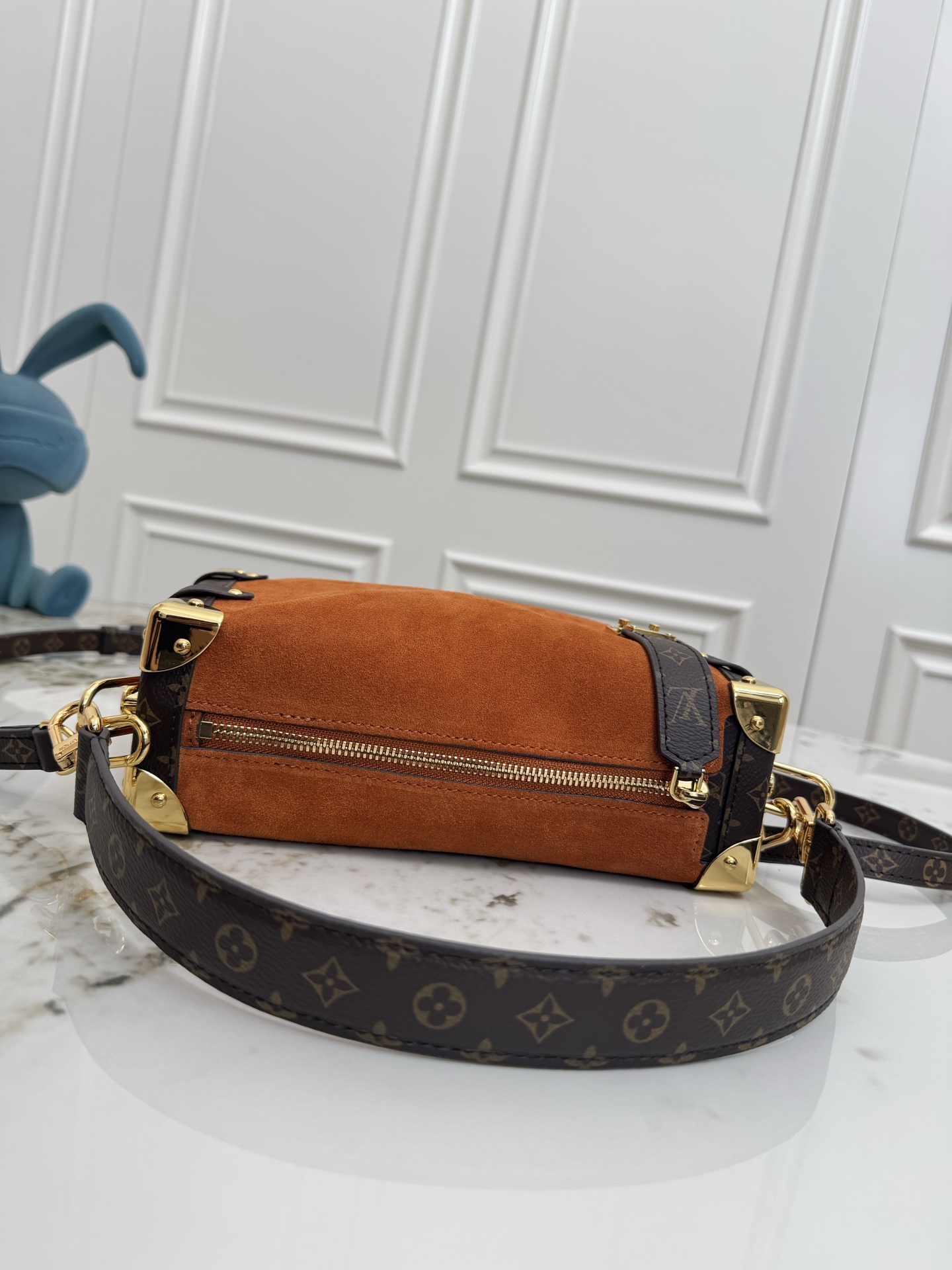 P630💰顶级原单 N15072棕色 磨砂皮软盒子 SIDE TRUNK 中号手袋 本款 Side Trunk hr中号手袋出自 Back to School 系列，以雅致色调演绎 1970 年代的复古风尚。Monogram 涂层帆布饰边流露波西米亚气息，S-lock 锁扣与可拆卸链条闪烁金属莹泽。适宜尺寸方便收纳唇膏等日常物品。尺寸：16 x 8.5 x 23.5 厘米。(高 x 宽 x 长度)