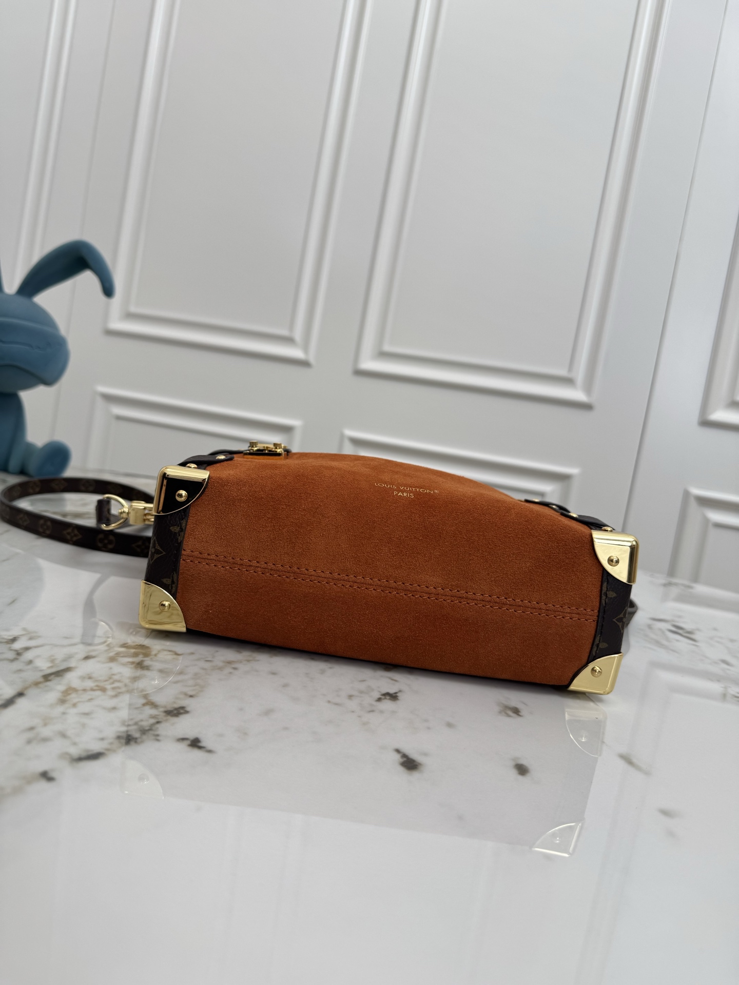 P630💰顶级原单 N15072棕色 磨砂皮软盒子 SIDE TRUNK 中号手袋 本款 Side Trunk hr中号手袋出自 Back to School 系列，以雅致色调演绎 1970 年代的复古风尚。Monogram 涂层帆布饰边流露波西米亚气息，S-lock 锁扣与可拆卸链条闪烁金属莹泽。适宜尺寸方便收纳唇膏等日常物品。尺寸：16 x 8.5 x 23.5 厘米。(高 x 宽 x 长度)