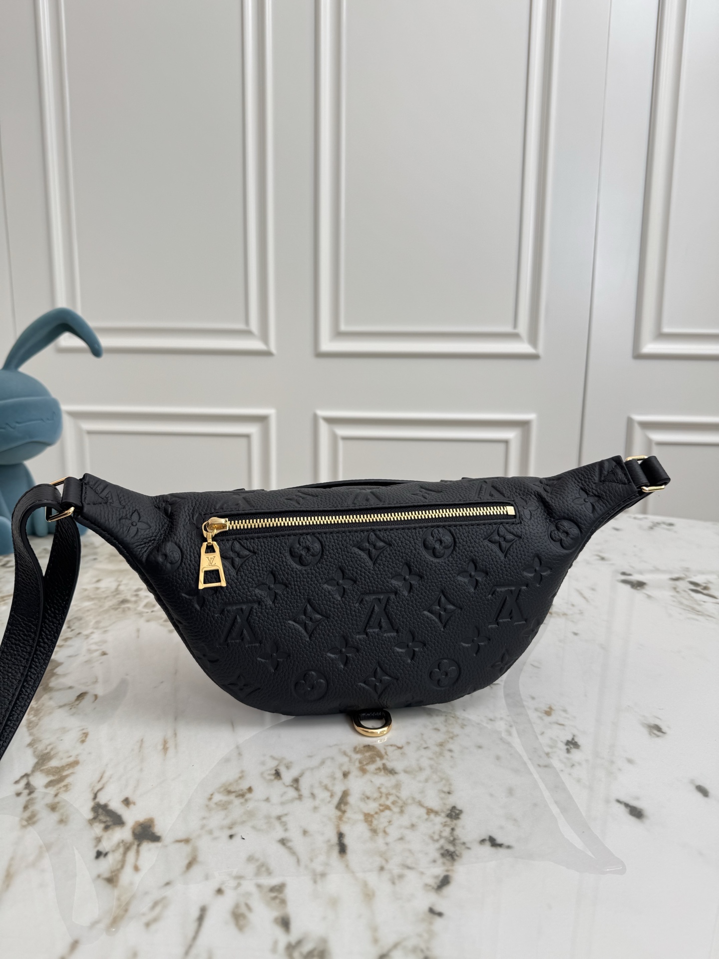 P420💰《动态163c芯片 顶级原单加强版》
M44836白色 M44812黑色全皮 BUMBAG 胸包，图案款可当腰包，单肩包 、斜挎 &hellip;多种携带方式，柔软的Monogram面料 少女心爆棚的贴图案设计 运动造型增添纯正的时髦休闲气质 。尺寸：37*14*13