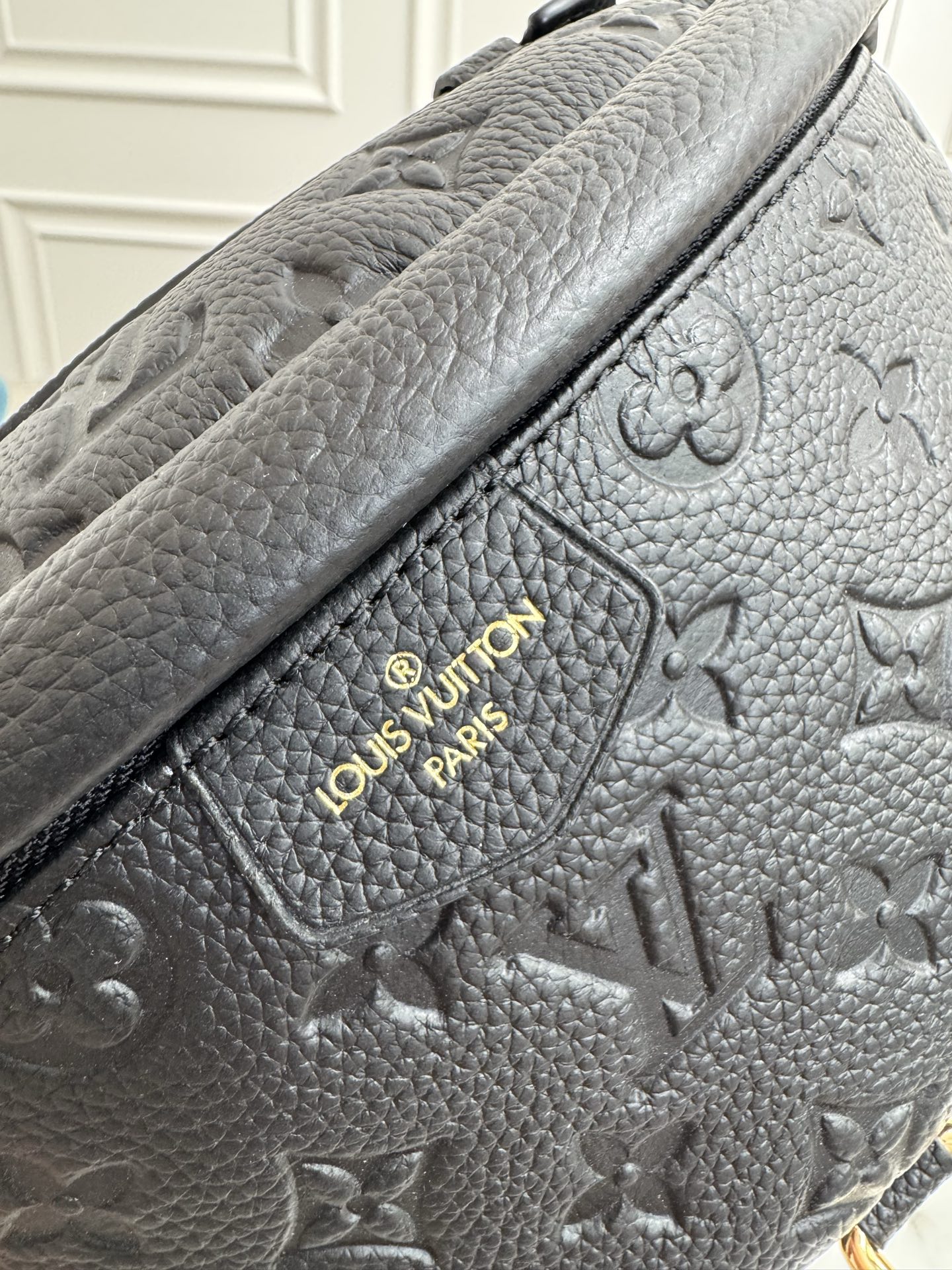 P420💰《动态163c芯片 顶级原单加强版》
M44836白色 M44812黑色全皮 BUMBAG 胸包，图案款可当腰包，单肩包 、斜挎 &hellip;多种携带方式，柔软的Monogram面料 少女心爆棚的贴图案设计 运动造型增添纯正的时髦休闲气质 。尺寸：37*14*13