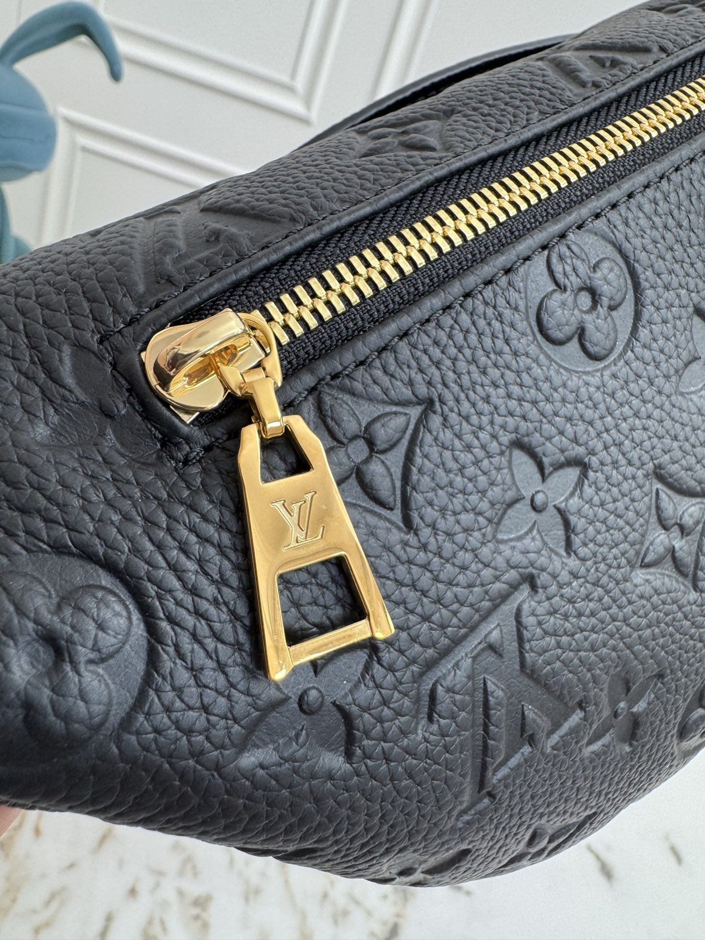 P420💰《动态163c芯片 顶级原单加强版》
M44836白色 M44812黑色全皮 BUMBAG 胸包，图案款可当腰包，单肩包 、斜挎 &hellip;多种携带方式，柔软的Monogram面料 少女心爆棚的贴图案设计 运动造型增添纯正的时髦休闲气质 。尺寸：37*14*13