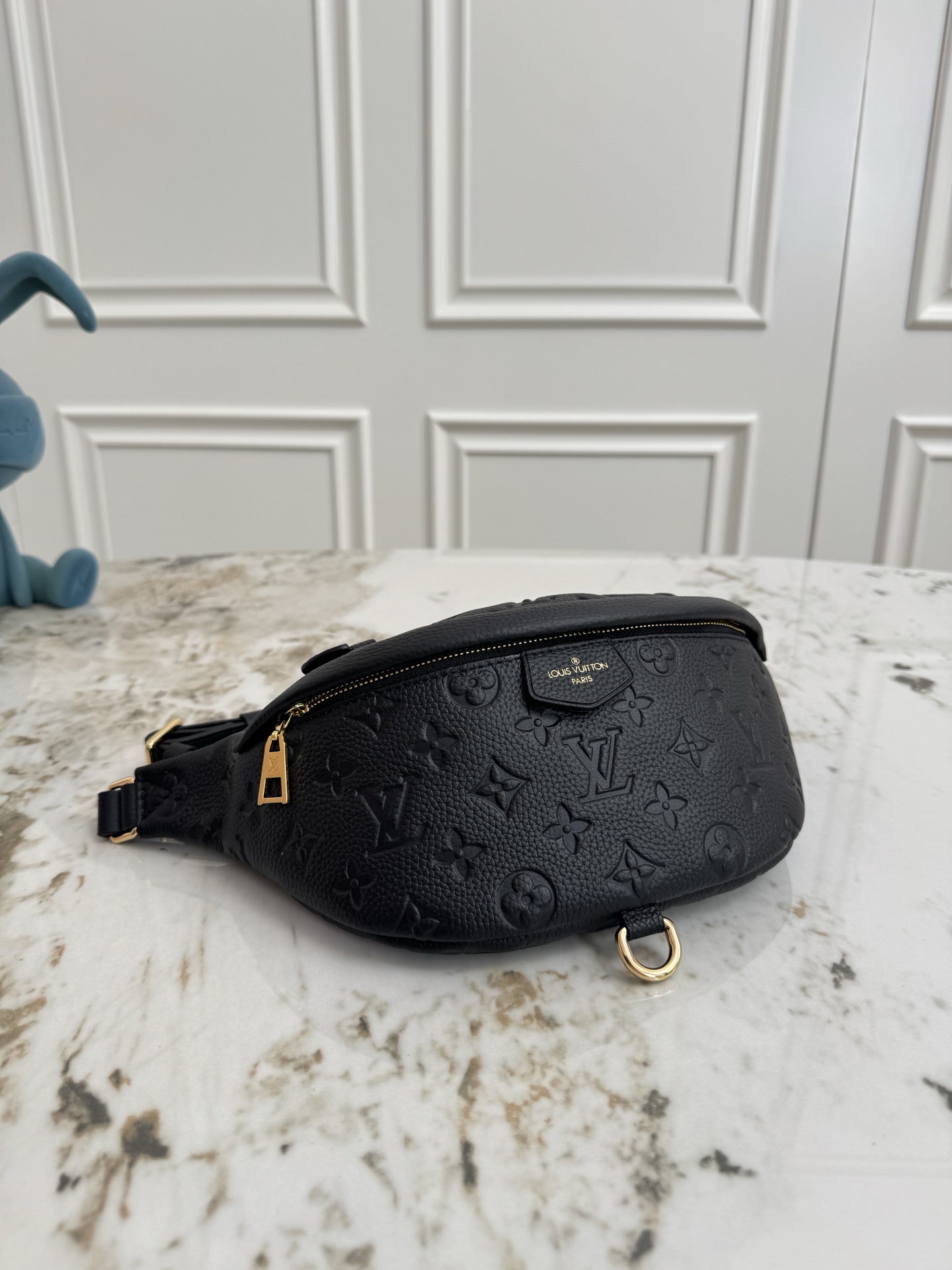 P420💰《动态163c芯片 顶级原单加强版》
M44836白色 M44812黑色全皮 BUMBAG 胸包，图案款可当腰包，单肩包 、斜挎 &hellip;多种携带方式，柔软的Monogram面料 少女心爆棚的贴图案设计 运动造型增添纯正的时髦休闲气质 。尺寸：37*14*13