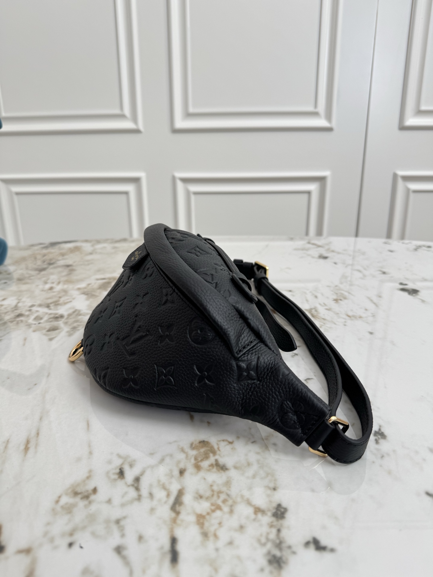 P420💰《动态163c芯片 顶级原单加强版》
M44836白色 M44812黑色全皮 BUMBAG 胸包，图案款可当腰包，单肩包 、斜挎 &hellip;多种携带方式，柔软的Monogram面料 少女心爆棚的贴图案设计 运动造型增添纯正的时髦休闲气质 。尺寸：37*14*13