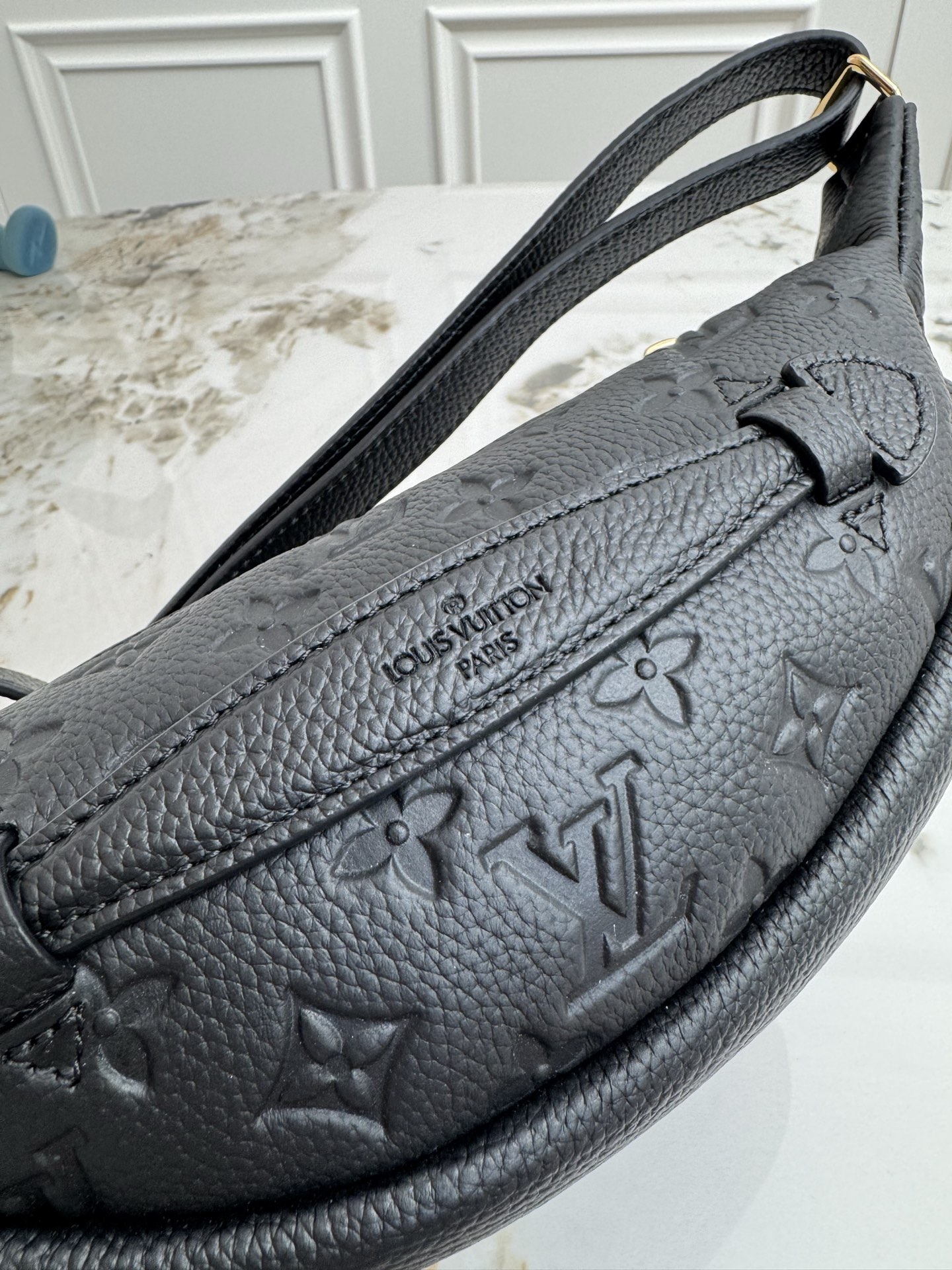 P420💰《动态163c芯片 顶级原单加强版》
M44836白色 M44812黑色全皮 BUMBAG 胸包，图案款可当腰包，单肩包 、斜挎 &hellip;多种携带方式，柔软的Monogram面料 少女心爆棚的贴图案设计 运动造型增添纯正的时髦休闲气质 。尺寸：37*14*13