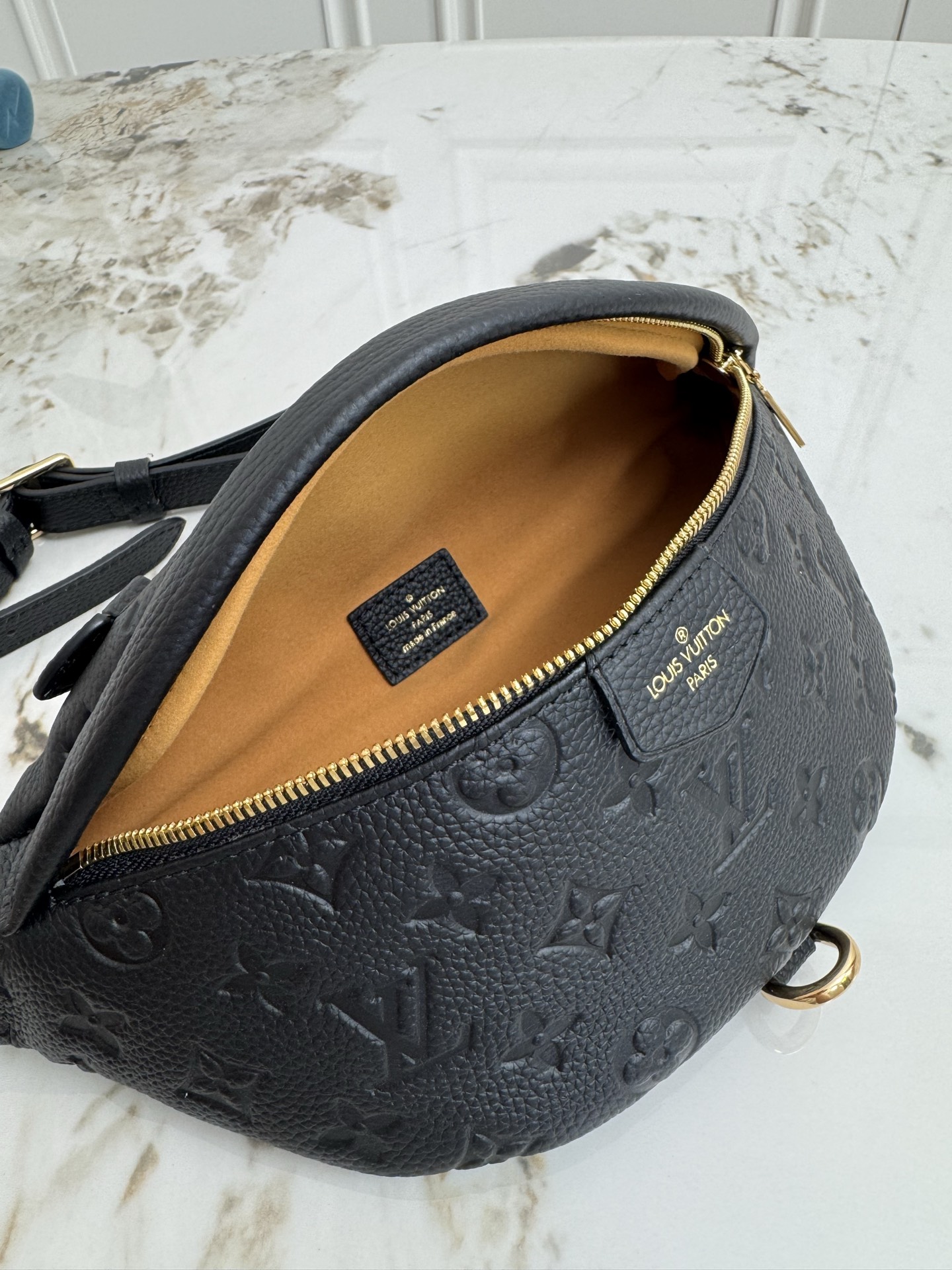 P420💰《动态163c芯片 顶级原单加强版》
M44836白色 M44812黑色全皮 BUMBAG 胸包，图案款可当腰包，单肩包 、斜挎 &hellip;多种携带方式，柔软的Monogram面料 少女心爆棚的贴图案设计 运动造型增添纯正的时髦休闲气质 。尺寸：37*14*13