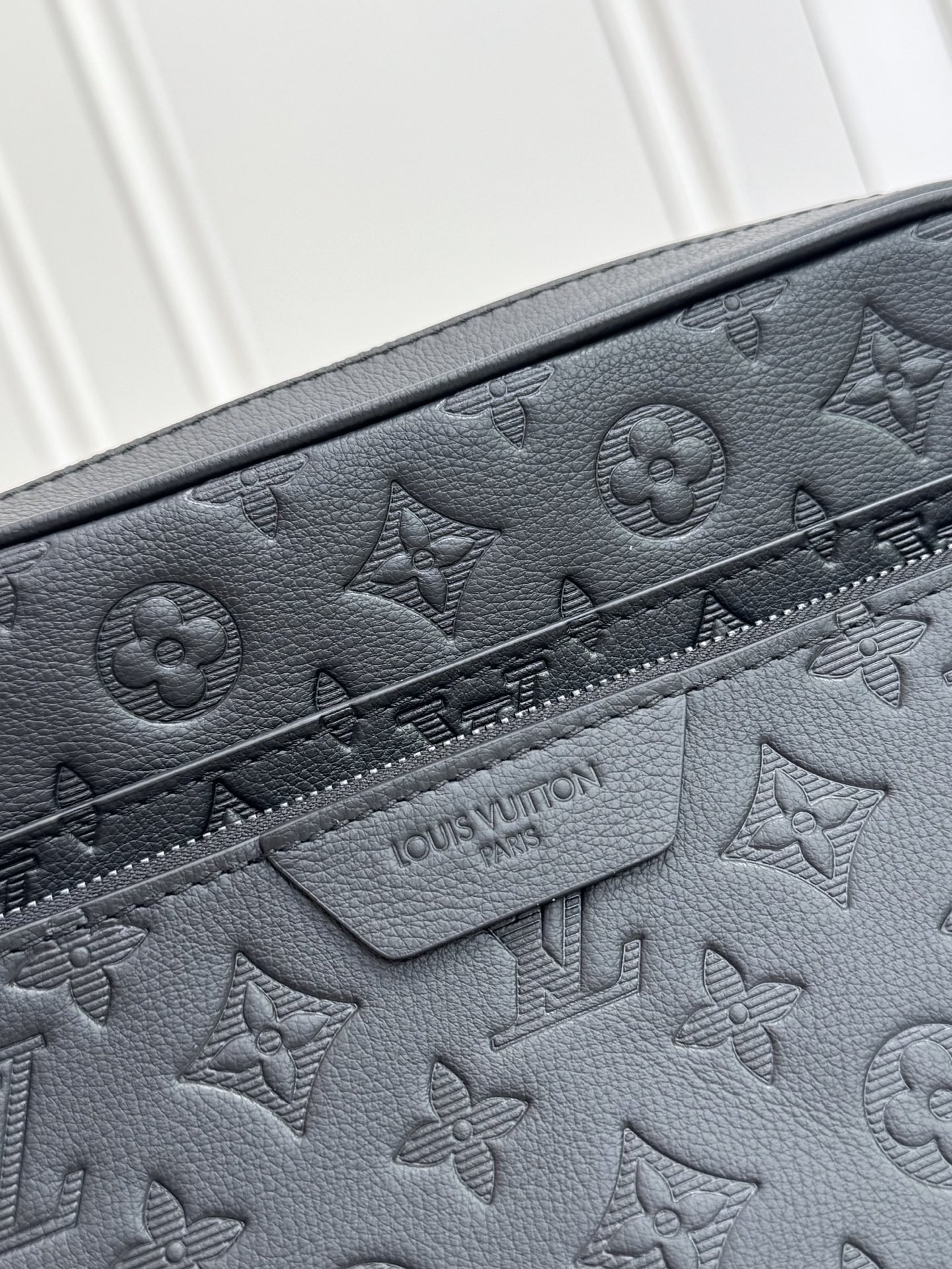 P530💰顶级原厂皮 163c01动态芯片【 Trio Messenger 邮差包】M27925 深蓝色  26713 黑色（条纹压花）

取材柔软 Monogram Shadow 牛皮革，搭配 Monogram Shadow 皮革袢带与主袋。拉链前袋、肩带与点缀其上的零钱包均可拆卸。肩带亦可调节，确保背携舒适贴合。

尺寸 ：18.5 x 7 x 25&nbsp;厘米  