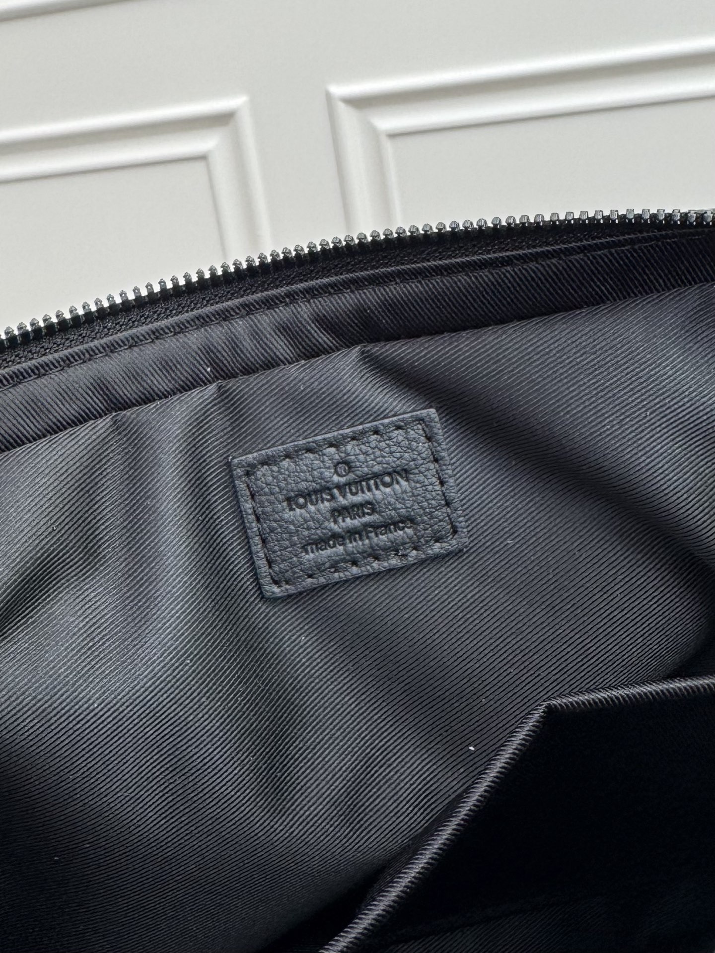 P530💰顶级原厂皮 163c01动态芯片【 Trio Messenger 邮差包】M27925 深蓝色  26713 黑色（条纹压花）

取材柔软 Monogram Shadow 牛皮革，搭配 Monogram Shadow 皮革袢带与主袋。拉链前袋、肩带与点缀其上的零钱包均可拆卸。肩带亦可调节，确保背携舒适贴合。

尺寸 ：18.5 x 7 x 25&nbsp;厘米  