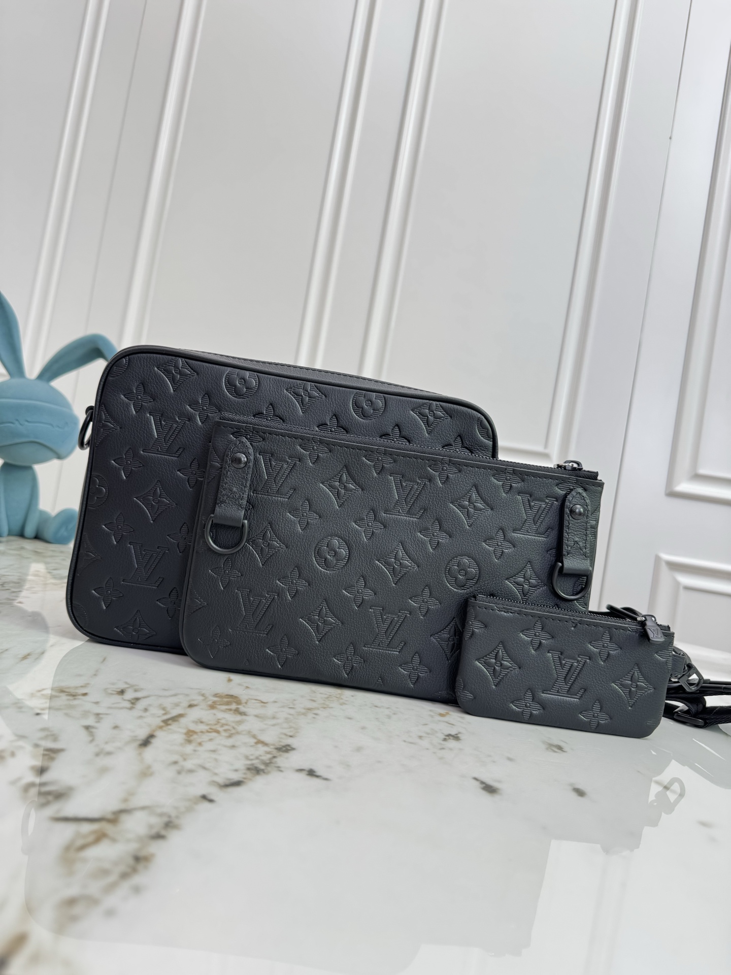 P530💰顶级原厂皮 163c01动态芯片【 Trio Messenger 邮差包】M27925 深蓝色  26713 黑色（条纹压花）

取材柔软 Monogram Shadow 牛皮革，搭配 Monogram Shadow 皮革袢带与主袋。拉链前袋、肩带与点缀其上的零钱包均可拆卸。肩带亦可调节，确保背携舒适贴合。

尺寸 ：18.5 x 7 x 25&nbsp;厘米  