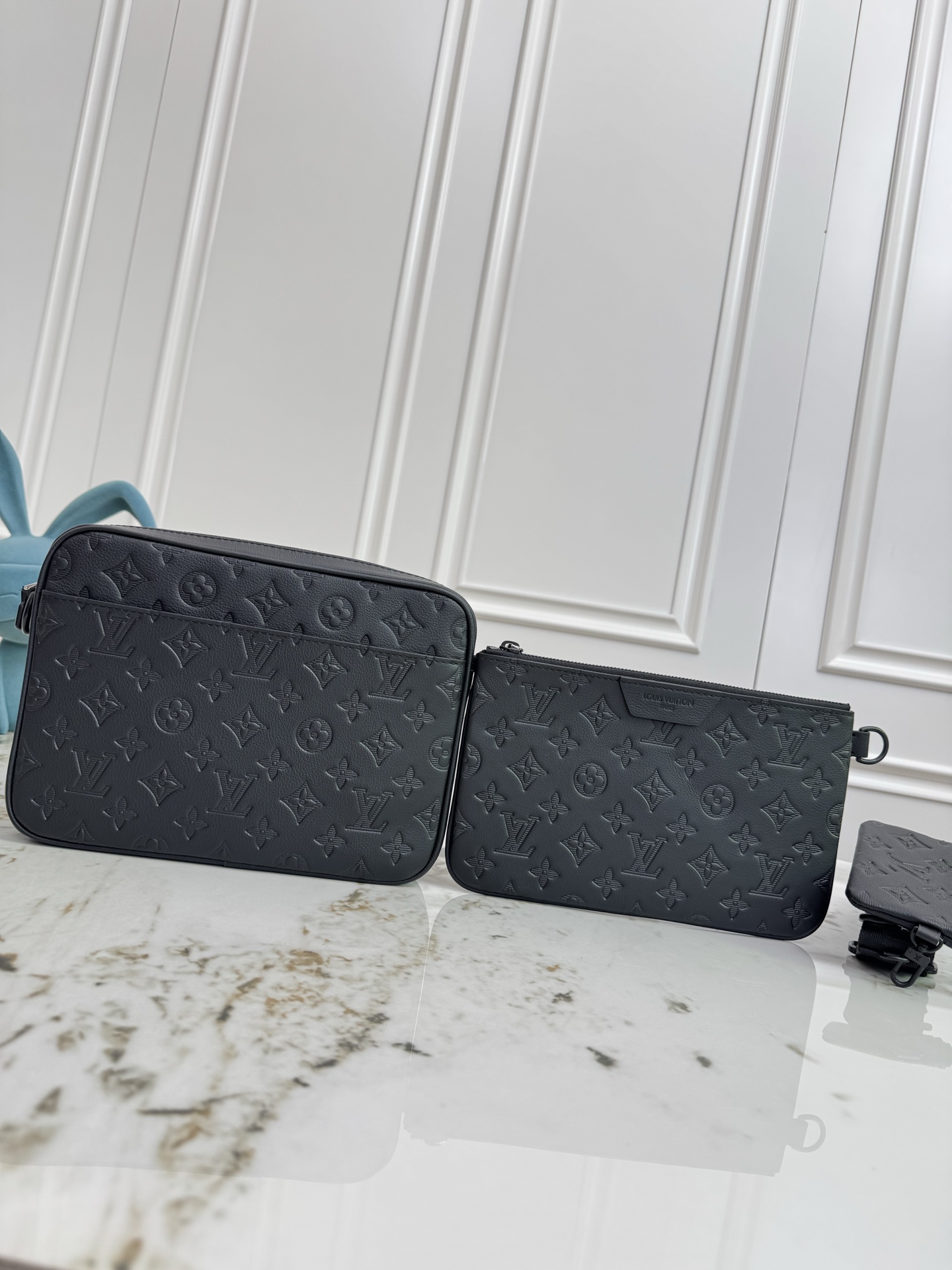 P530💰顶级原厂皮 163c01动态芯片【 Trio Messenger 邮差包】M27925 深蓝色  26713 黑色（条纹压花）

取材柔软 Monogram Shadow 牛皮革，搭配 Monogram Shadow 皮革袢带与主袋。拉链前袋、肩带与点缀其上的零钱包均可拆卸。肩带亦可调节，确保背携舒适贴合。

尺寸 ：18.5 x 7 x 25&nbsp;厘米  