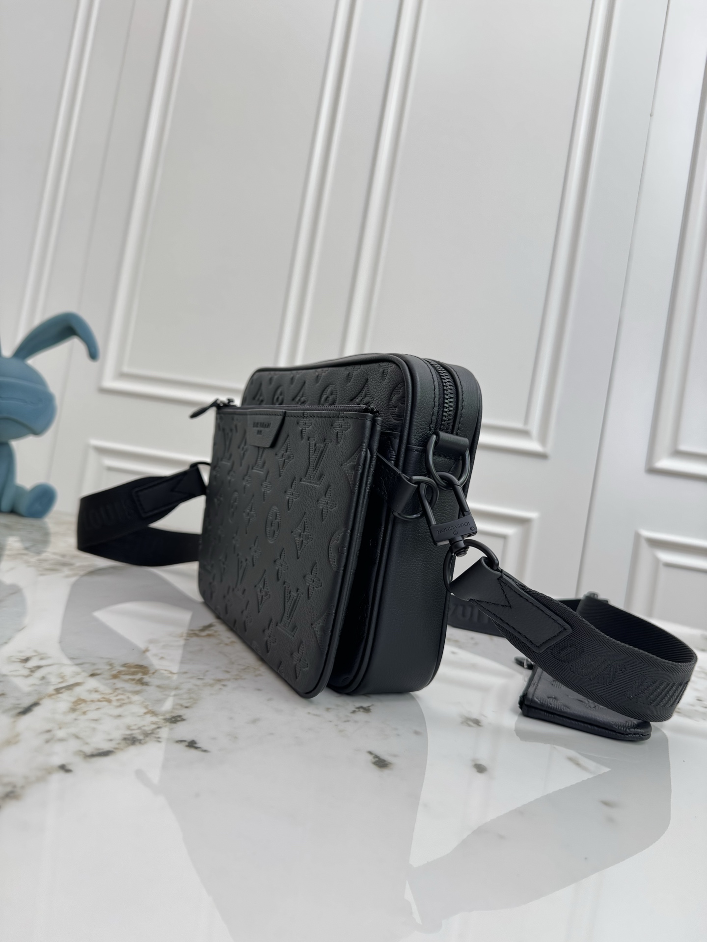 P530💰顶级原厂皮 163c01动态芯片【 Trio Messenger 邮差包】M27925 深蓝色  26713 黑色（条纹压花）

取材柔软 Monogram Shadow 牛皮革，搭配 Monogram Shadow 皮革袢带与主袋。拉链前袋、肩带与点缀其上的零钱包均可拆卸。肩带亦可调节，确保背携舒适贴合。

尺寸 ：18.5 x 7 x 25&nbsp;厘米  