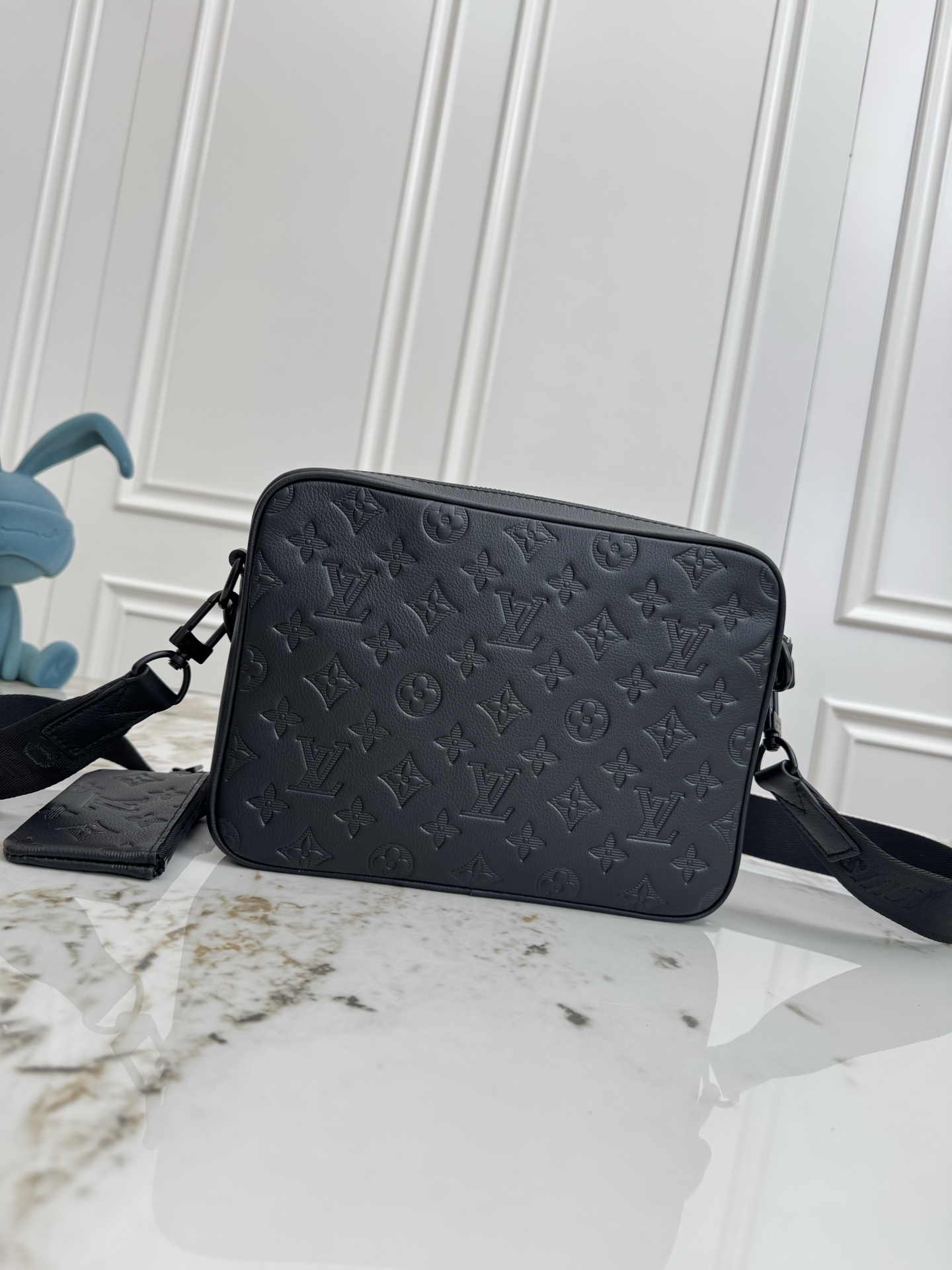 P530💰顶级原厂皮 163c01动态芯片【 Trio Messenger 邮差包】M27925 深蓝色  26713 黑色（条纹压花）

取材柔软 Monogram Shadow 牛皮革，搭配 Monogram Shadow 皮革袢带与主袋。拉链前袋、肩带与点缀其上的零钱包均可拆卸。肩带亦可调节，确保背携舒适贴合。

尺寸 ：18.5 x 7 x 25&nbsp;厘米  