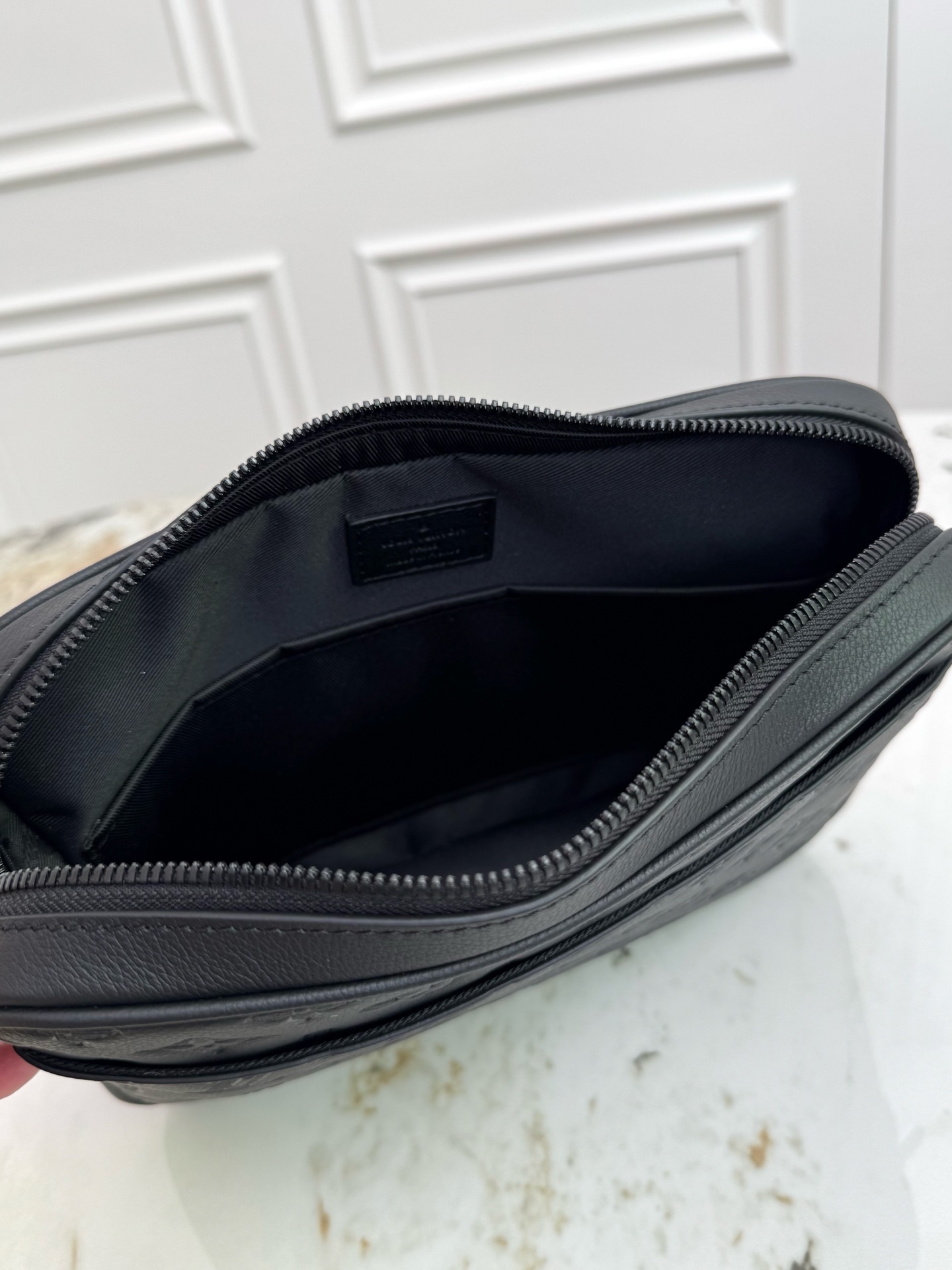 P530💰顶级原厂皮 163c01动态芯片【 Trio Messenger 邮差包】M27925 深蓝色  26713 黑色（条纹压花）

取材柔软 Monogram Shadow 牛皮革，搭配 Monogram Shadow 皮革袢带与主袋。拉链前袋、肩带与点缀其上的零钱包均可拆卸。肩带亦可调节，确保背携舒适贴合。

尺寸 ：18.5 x 7 x 25&nbsp;厘米  