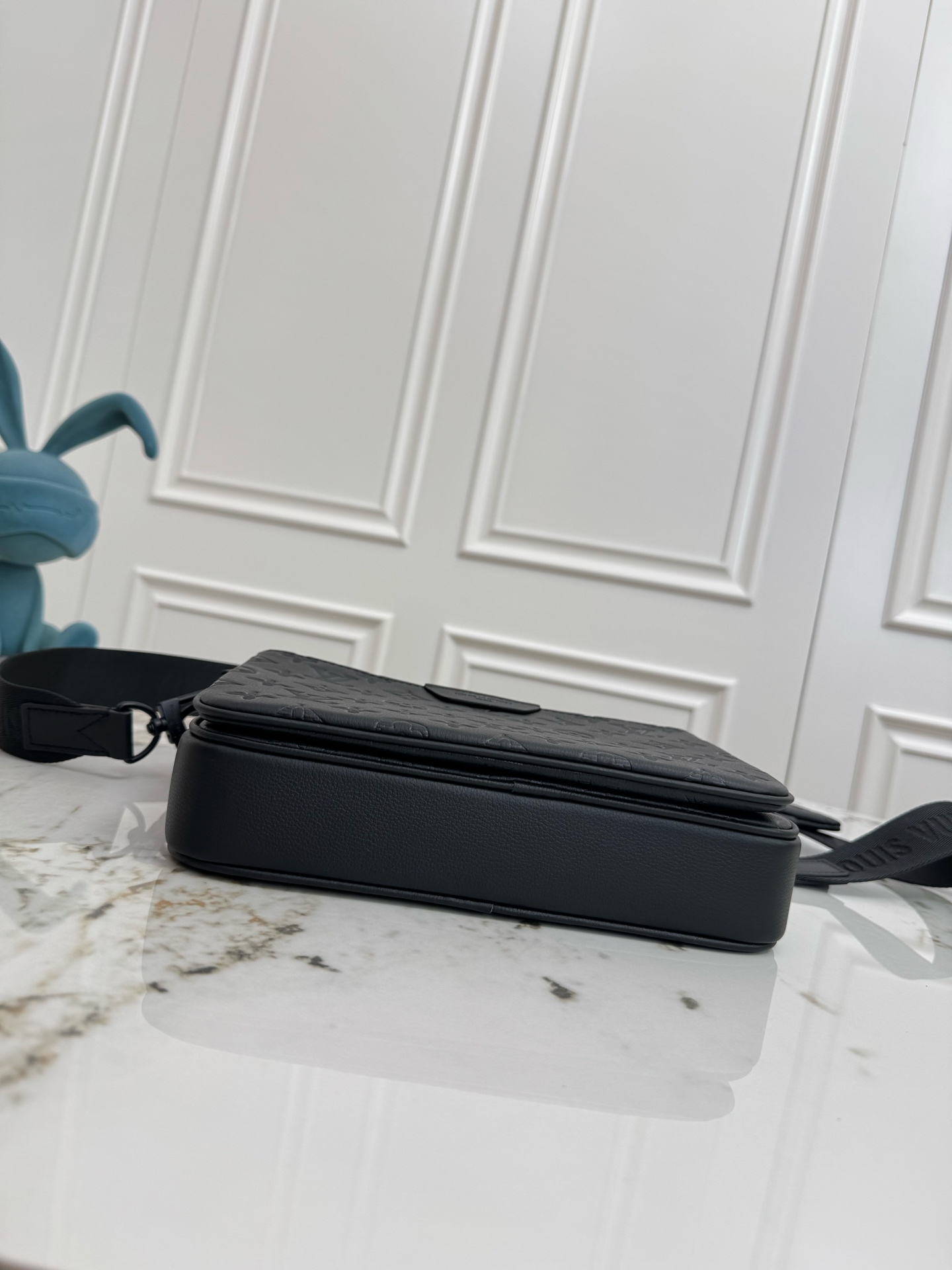 P530💰顶级原厂皮 163c01动态芯片【 Trio Messenger 邮差包】M27925 深蓝色  26713 黑色（条纹压花）

取材柔软 Monogram Shadow 牛皮革，搭配 Monogram Shadow 皮革袢带与主袋。拉链前袋、肩带与点缀其上的零钱包均可拆卸。肩带亦可调节，确保背携舒适贴合。

尺寸 ：18.5 x 7 x 25&nbsp;厘米  