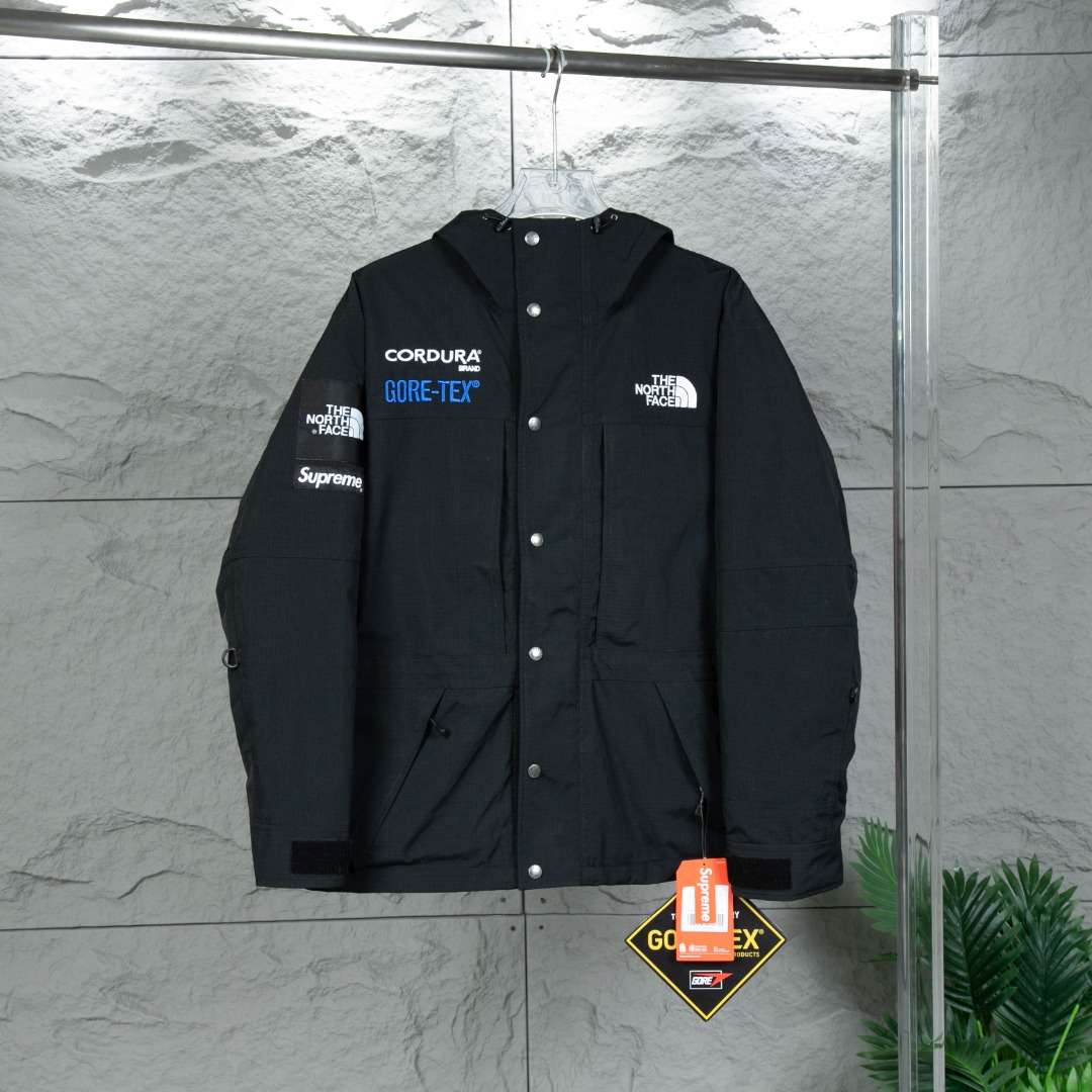 💰480
Supreme xThe north face 联名款 FW18 Expedition Jacket White 冲锋衣夹克外套男女同款
Size：XS S M L XL XXL

颜色：黑色
穿着方式：门襟拉链
面料：锦纶