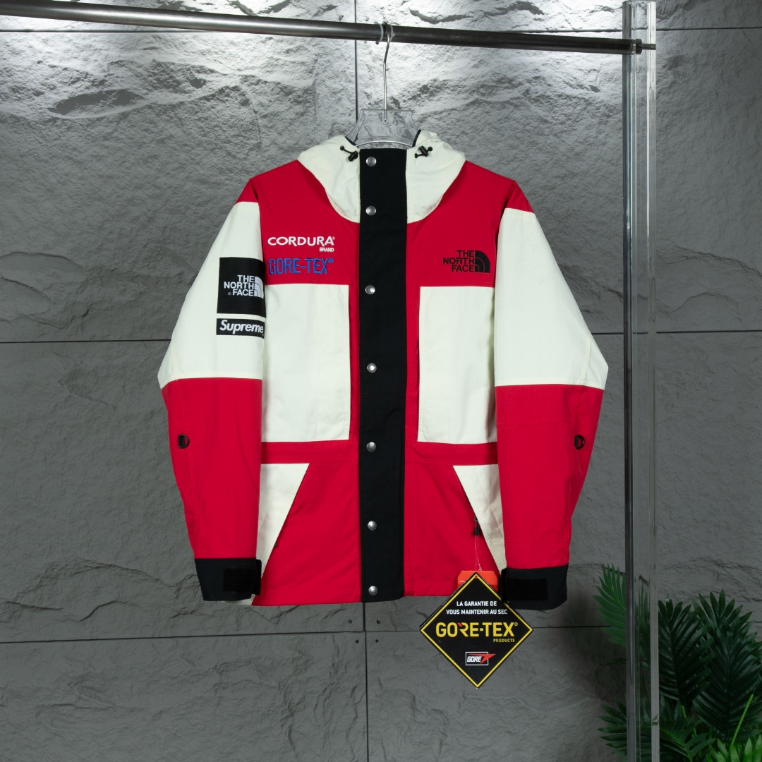 Supreme xThe north face 联名款 FW18 Expedition Jacket White 冲锋衣夹克外套男女同款 颜色:红色 穿着方式:门襟拉链 面料:锦纶