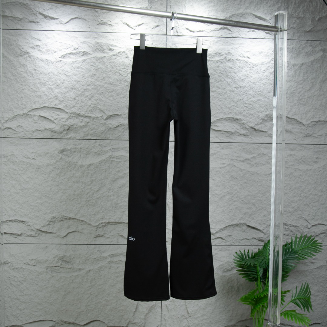 ALO 喇叭瑜伽裤喇叭裤显瘦神裤 肯豆、智秀同款 反光字母高腰显瘦，提臀裸感上身显瘦十斤！魔法剪裁，版型设计巧夺天工，微喇裤型不仅时髦，还能精妙的修饰腿型，显瘦显修长。视觉拉腿提臀线，不显尴尬三角区。 哑光面料高级耐磨，透气舒适，轻盈柔滑。四面弹工艺像是第二层皮肤一样贴而不勒，完美贴合身体曲线，即使暴汗运动也舒适自在！