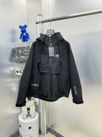 Arc Arc'teryx hard shell 2024ss autunno nuova giacca giacca k originale singola versione completa di fascia alta a tre standard! Con cappuccio nascosto, tessuto contro-personalizzato, elevata traspirabilità e comfort, dettagli impeccabili, concetto di design degli elementi del marchio, che riflette l'alta qualità. Sembra delicato e morbido! Presenta un taglio casual e la forma della parte superiore del corpo è fantastica! Due colori ☑️Taglia: M~3XL, portata massima 195 kg 1 Arc Arc’teryx hard shell 2024ss autunno nuova giacca giacca k originale singola versione completa di fascia alta a tre standard! Con cappuccio nascosto, tessuto contro-personalizzato, elevata traspirabilità e comfort, dettagli impeccabili, concetto di design degli elementi del marchio, che riflette l’alta qualità. Sembra delicato e morbido! Presenta un taglio casual e la forma della parte superiore del corpo è fantastica! Due colori ☑️Taglia: M~3XL, portata massima 195 kg