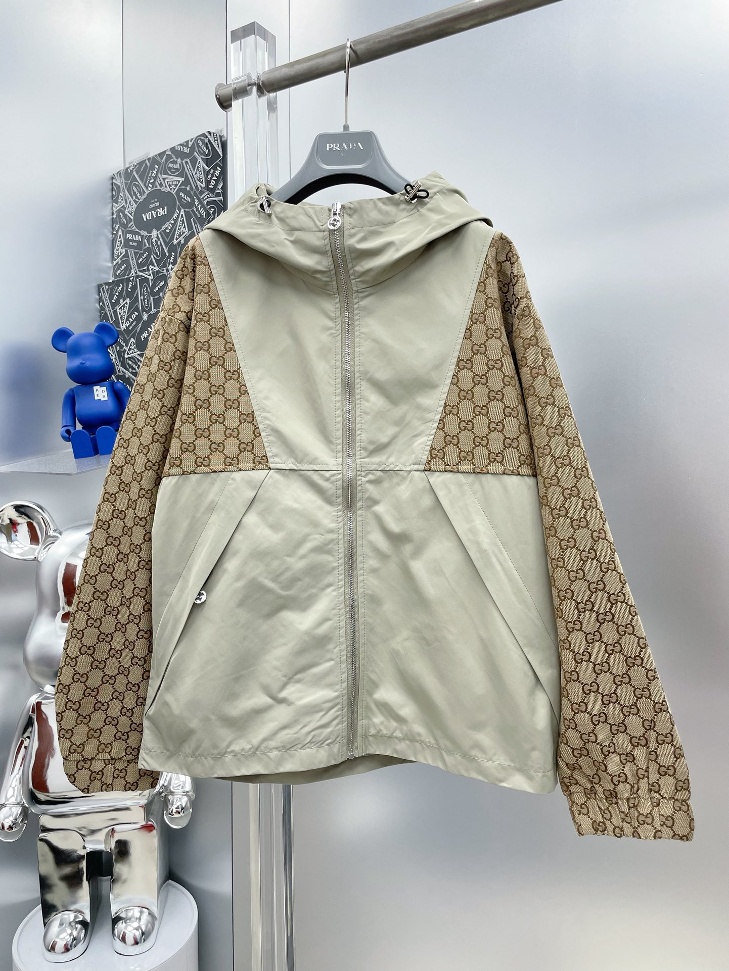 NO:521805,Gu*官网 2025 new spliced ​​jacquard letters GG presbyopia LOGO jacket hooded jacket R counter custom fabric, breathable and comfortable, impeccable details, brand element design concept, professional purchasing grade reflects high quality. It feels delicate and soft!  It is casually cut, with a great upper body style!  Code number M~XXXL,,jackets & coats,jackets & coats,hats,alexander wang19860909Gu*古 2025新款拼接提花字母GG老花LOGO夹克连帽外套 R 专柜定制面料 透气舒适度高,细节无可挑剔,品牌元素设计理念,专业代购级体现高品质.手感细腻柔软！呈现休闲裁剪,上身版型超赞！ 码数M～XXXL,,jackets & coats,jackets & coats,hats,alexander wang,Men's clothing