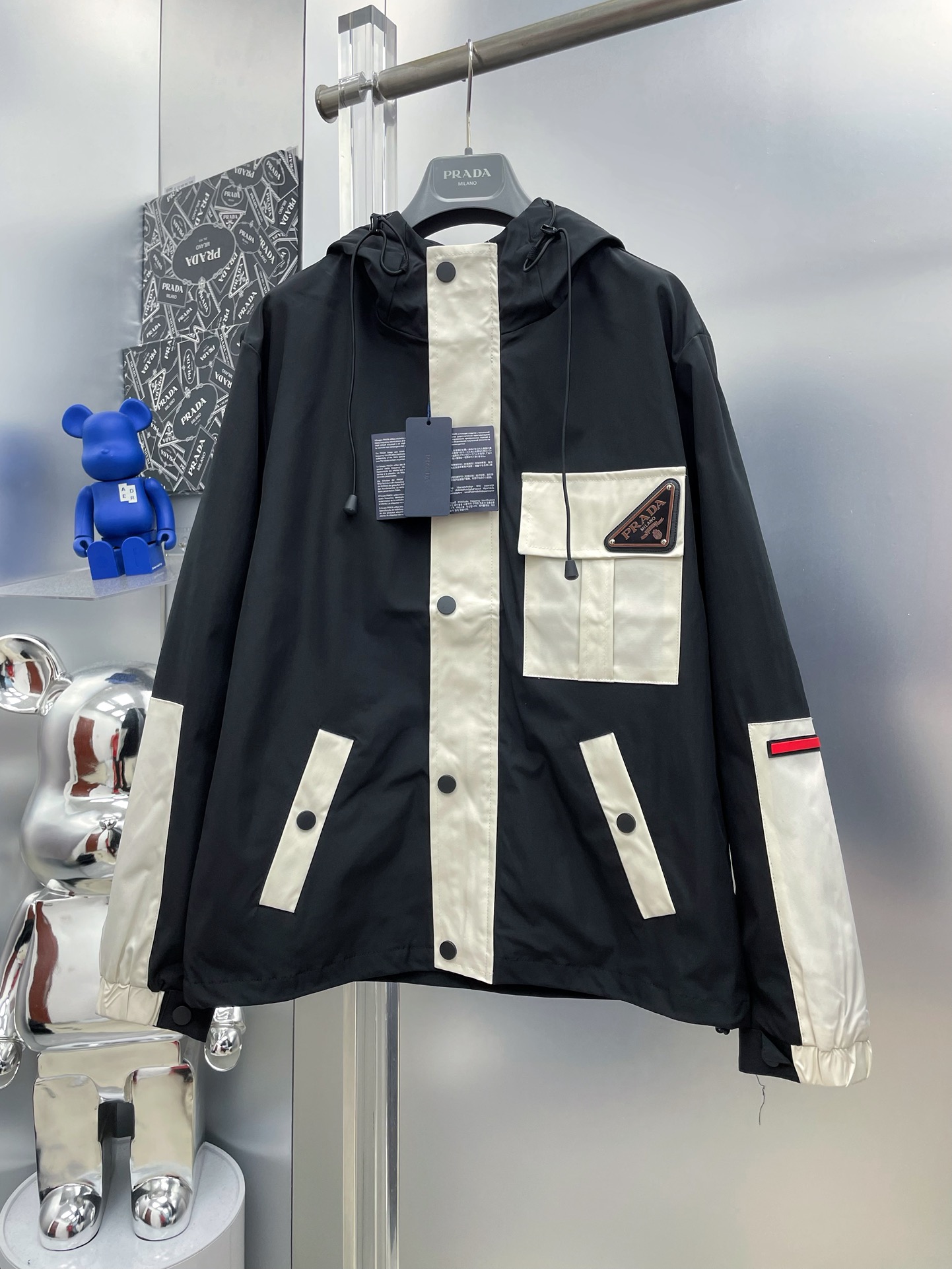 NO:547386,Pra* Prada 2025 autumn new contrasting color spliced ​​logo tooling pocket letters LOGO jacket R counter custom fabric breathable and comfortable, impeccable details, brand element design concept, professional purchasing level reflects high quality. It feels delicate and soft!  It is casually cut, with a great upper body style!  Code number M~XXXL,,prada,prada,jackets & coats,jackets & coats,alexander wang19860909Pra*普拉达 2025开秋新款撞色拼接徽标工装口袋字母LOGO夹克外套 R 专柜定制面料 透气舒适度高,细节无可挑剔,品牌元素设计理念,专业代购级体现高品质.手感细腻柔软！呈现休闲裁剪,上身版型超赞！ 码数M～XXXL,,prada,prada,jackets & coats,jackets & coats,alexander wang,Men's clothing