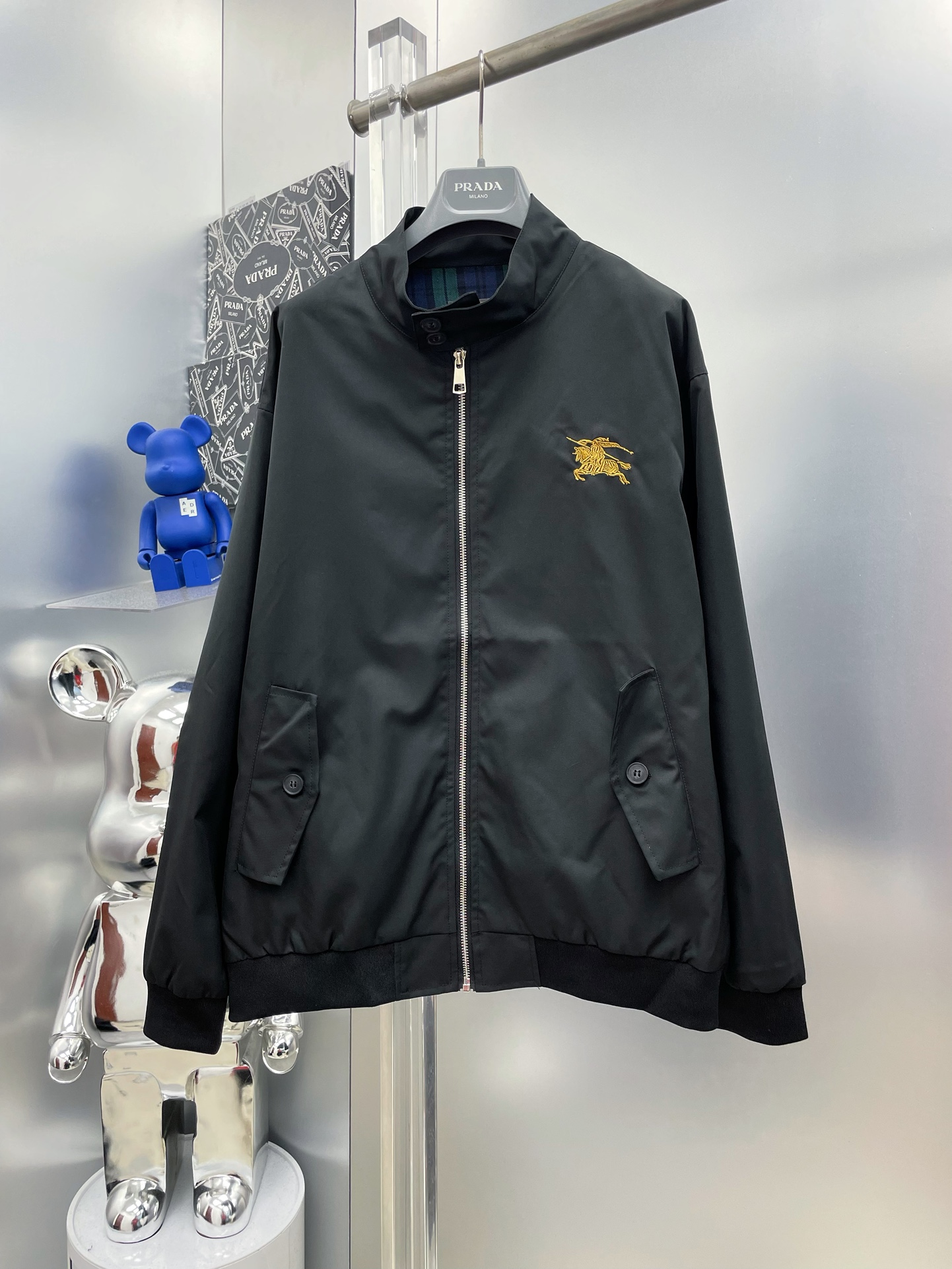 NO:547383,BBR Burberry 2025 autumn new logo embroidered war horse LOGO jacket R counter custom fabric, breathable and comfortable, impeccable details, brand element design concept, professional purchasing level reflects high quality. It feels delicate and soft!  It is casually cut, with a great upper body style!  Code number M~XXXL, burberry, jackets & coats, jackets & coats, alexander wang19860909BBR 巴宝莉2025开秋新款徽标刺绣战马LOGO夹克外套 R 专柜定制面料 透气舒适度高,细节无可挑剔,品牌元素设计理念,专业代购级体现高品质.手感细腻柔软！呈现休闲裁剪,上身版型超赞！ 码数M～XXXL,,burberry,jackets & coats,jackets & coats,alexander wang,Men's clothing