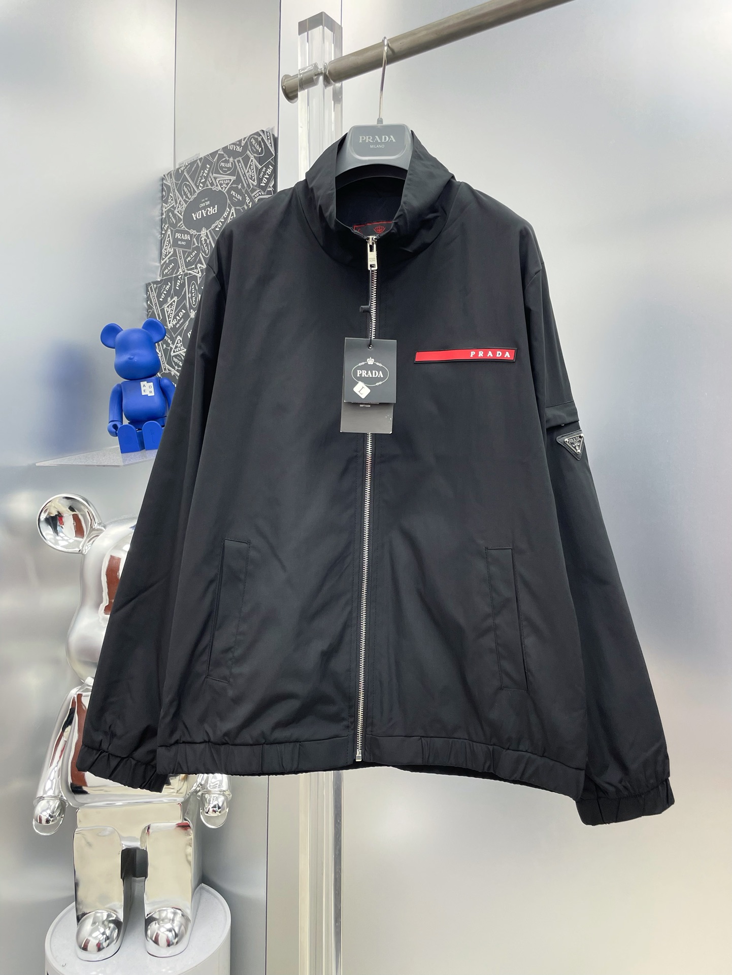 NO:547380,Pra* Prada 2025 autumn new logo pocket letter LOGO jacket R counter custom fabric, breathable and comfortable, impeccable details, brand element design concept, professional purchasing grade reflects high quality. It feels delicate and soft!  It is casually cut, with a great upper body style!  Code number M~XXXL,,prada,prada,jackets & coats,jackets & coats,alexander wang19860909Pra*普拉达 2025开秋新款徽标口袋字母LOGO夹克外套 R 专柜定制面料 透气舒适度高,细节无可挑剔,品牌元素设计理念,专业代购级体现高品质.手感细腻柔软！呈现休闲裁剪,上身版型超赞！ 码数M～XXXL,,prada,prada,jackets & coats,jackets & coats,alexander wang,Men's clothing