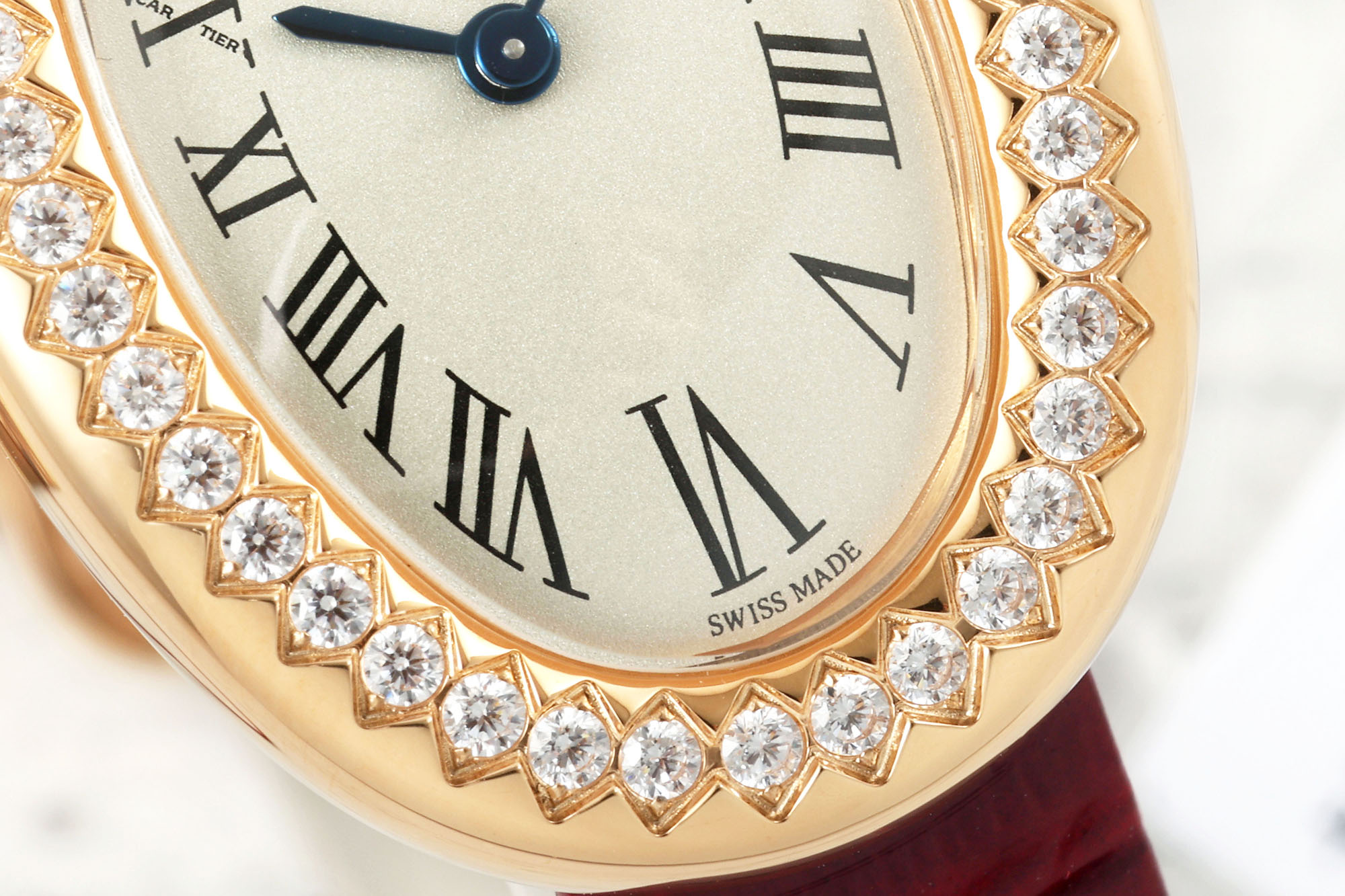 “Cartier Bagnoire Wristwatch Series: 100-Year Process and Modern Elegance in 31MM *23MM Elliptical Design” - 图片 4