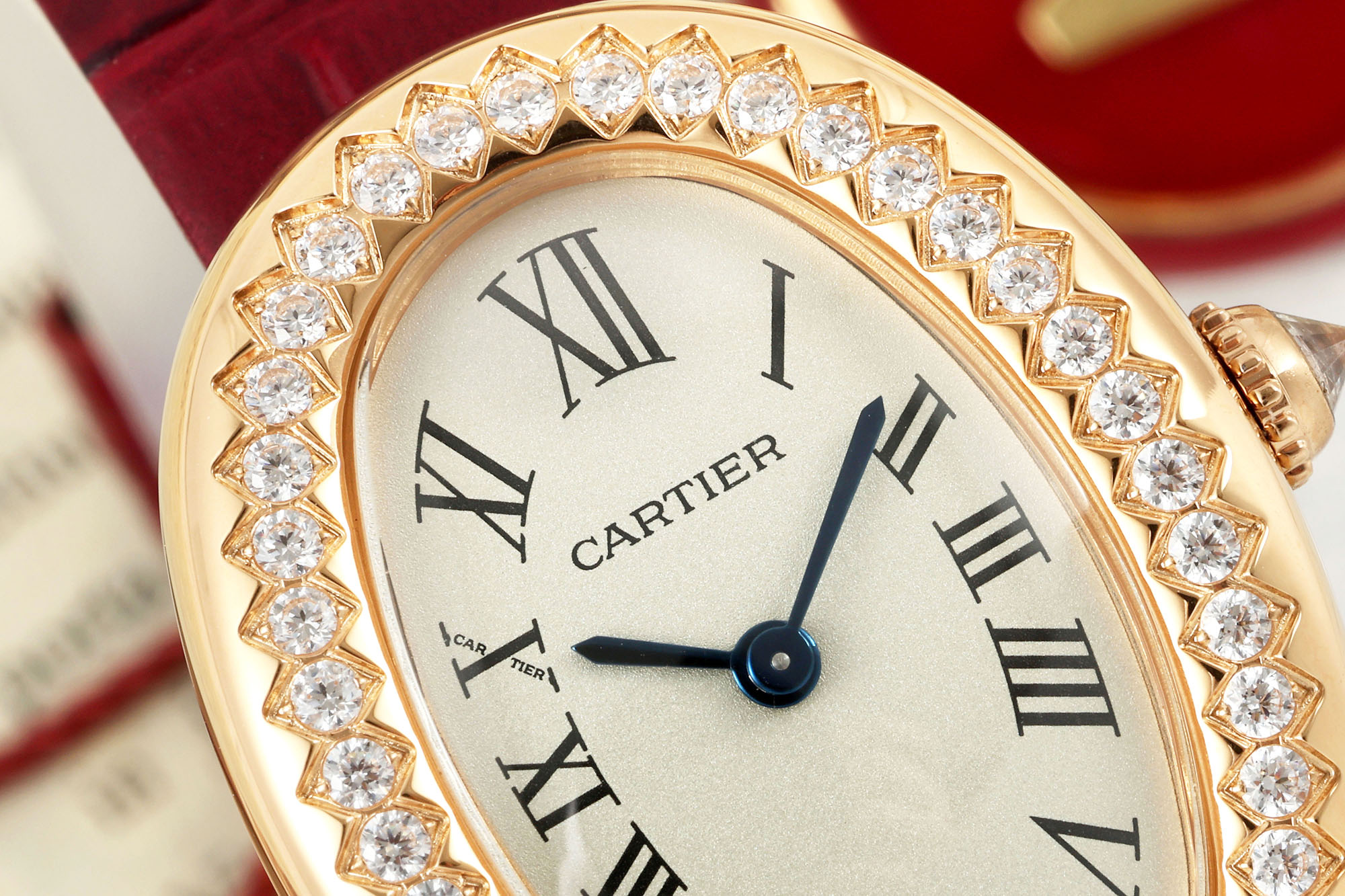 “Cartier Bagnoire Wristwatch Series: 100-Year Process and Modern Elegance in 31MM *23MM Elliptical Design” - 图片 3