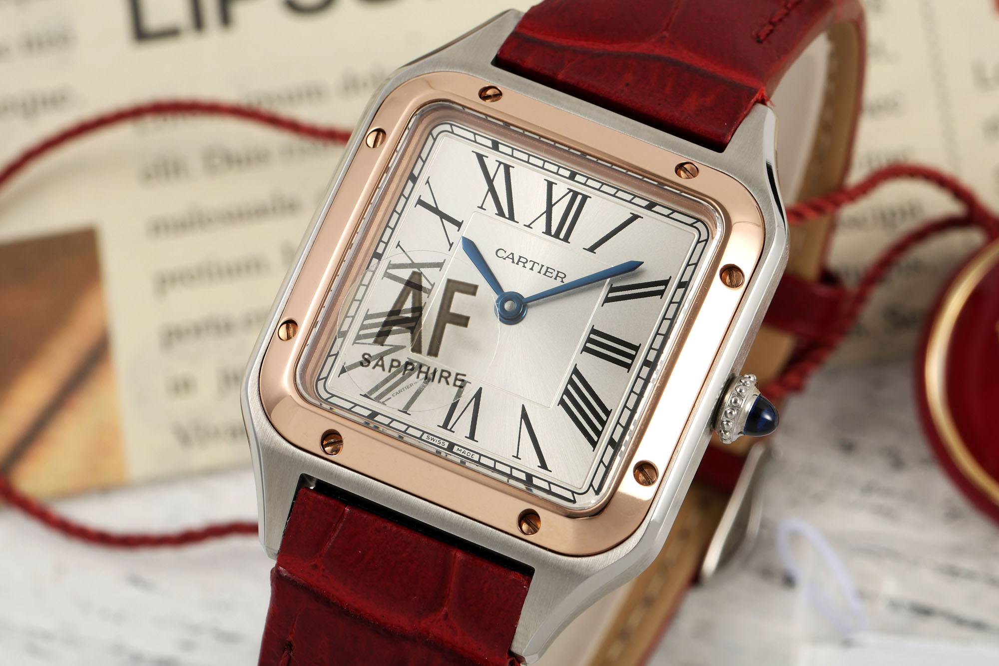NO:158184,AF Cartier Sandoz watch, a model of mature charm [Case] ​​size 31.4X43.5MM stainless steel case, continues the classic square design, and draws outlines tough lines. Beaded crown, inlaid with a cabochon blue synthetic spinel [Diary] silver-plated matte dial, sunlight ray pattern effect, Roman numeral hour markers, sword-shaped blue steel hand, sapphire crystal mirror [Movement] is comparable to the original high-efficiency quartz movement, with a long battery life [String] multi-color crocodile leather strap, steel pin buckle buckle. A consistent strap quick disassembly system. AF Sandoz writes the history of world jewelry and watch design with continuous innovation concepts and ingenious design, cartier, crocodile skin19860909AF卡地亚山度士腕表,成熟魅力之典范【表壳】尺寸31.4X43.5MM精钢表壳,延续经典方形设计,拉丝工艺勾勒出硬朗线条.圆珠形表冠,镶嵌一颗凸圆形蓝色合成尖晶石【表盘】镀银磨砂表盘,阳光射线纹饰效果,罗马数字时标,剑形蓝钢指针,蓝宝石水晶镜面【机芯】媲美原装的高效率石英机芯,超长续航时间【表带】多色鳄鱼皮表带,精钢针扣式表扣.和原装一致的表带快拆系统. AF山度士以不断创新的理念和巧夺天工的设计,书写世界珠宝及腕表设计制作的历史,,cartier,crocodile skin,Watch