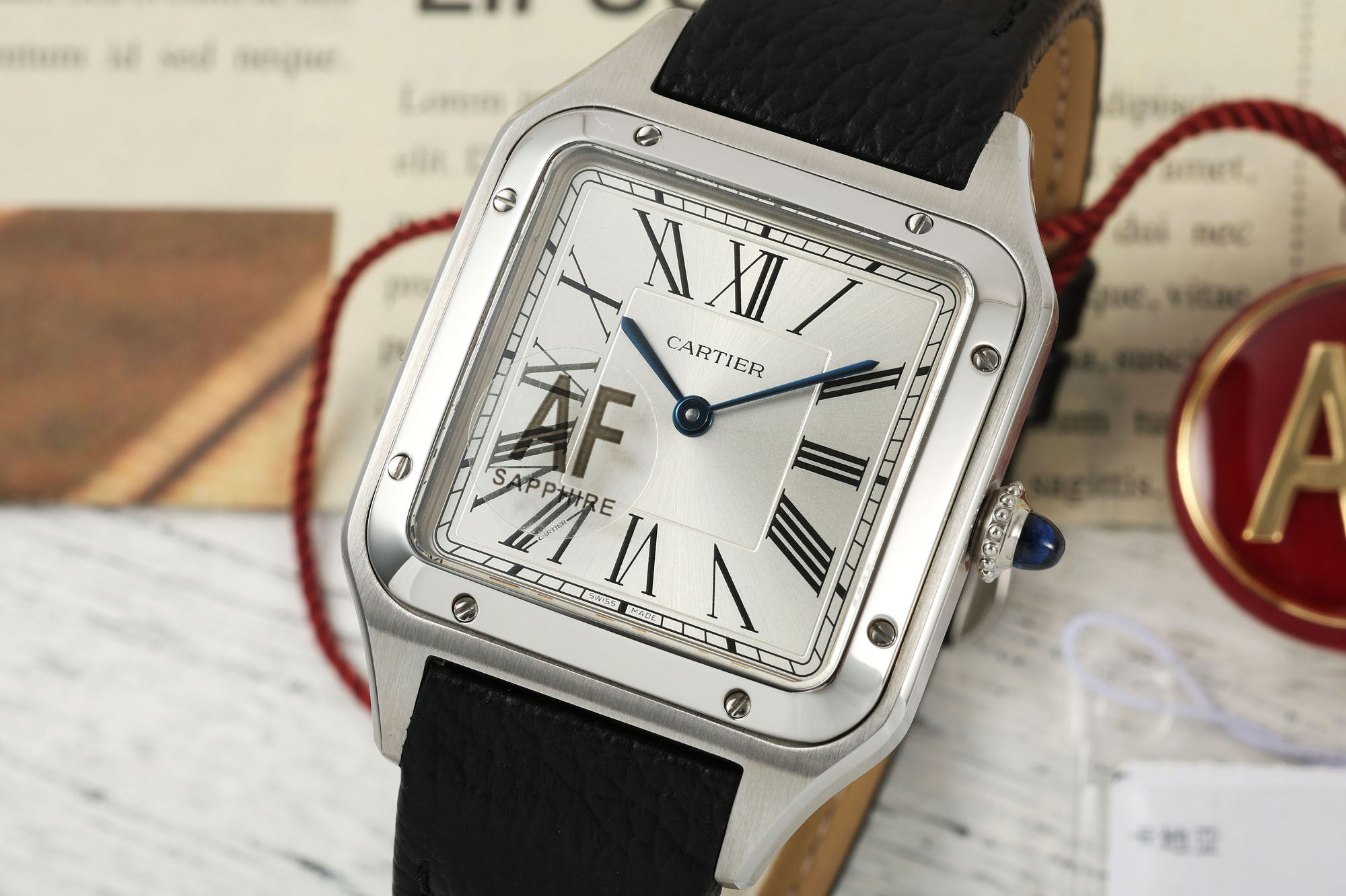 NO:158453,AF Cartier Sandoz watch, a model of mature charm [Case] ​​size 31.4X43.5MM stainless steel case, continues the classic square design, and draws outlines tough lines. Beaded crown, inlaid with a cabochon blue synthetic spinel [Diary] silver-plated matte dial, sunlight ray pattern effect, Roman numeral hour markers, sword-shaped blue steel hand, sapphire crystal mirror [Movement] is comparable to the original high-efficiency quartz movement, with a long battery life [String] multi-color crocodile leather strap, steel pin buckle buckle. A consistent strap quick disassembly system. AF Sandoz writes the history of world jewelry and watch design with continuous innovation concepts and ingenious design, cartier, crocodile skin19860909AF卡地亚山度士腕表,成熟魅力之典范【表壳】尺寸31.4X43.5MM精钢表壳,延续经典方形设计,拉丝工艺勾勒出硬朗线条.圆珠形表冠,镶嵌一颗凸圆形蓝色合成尖晶石【表盘】镀银磨砂表盘,阳光射线纹饰效果,罗马数字时标,剑形蓝钢指针,蓝宝石水晶镜面【机芯】媲美原装的高效率石英机芯,超长续航时间【表带】多色鳄鱼皮表带,精钢针扣式表扣.和原装一致的表带快拆系统. AF山度士以不断创新的理念和巧夺天工的设计,书写世界珠宝及腕表设计制作的历史,,cartier,crocodile skin,Watch