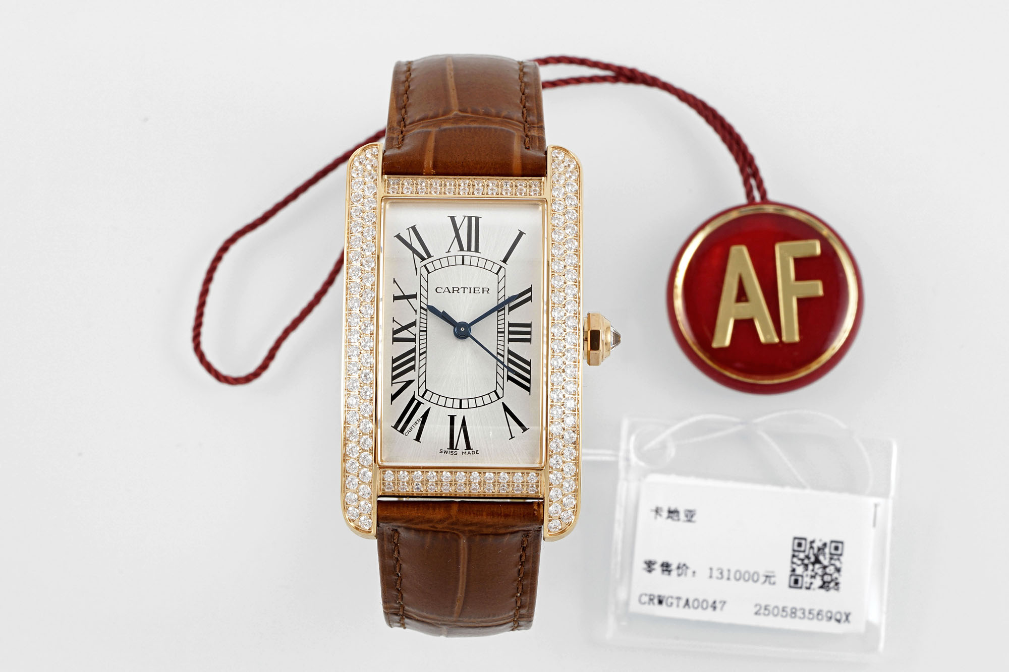 AF卡地亚Cartier美国坦克无日历系列 中号机芯：瑞士石英机芯 大号机芯：自动机械机芯 表径：中号41.6*22.6 表径：大号45.1*26.6 表盘：太阳饰纹表盘，剑形蓝钢指针，镶嵌罗马数字时标 表镜：抗磨损蓝宝石水晶玻璃 表冠：八角形表冠镶嵌一颗蓝宝石 表壳：精钢，18K黄金，18K玫瑰金，镶嵌明亮式切割圆钻。 表带：黑色、蓝色、浅棕色、深棕色皮带 防水性能：30米 功能：时间显示