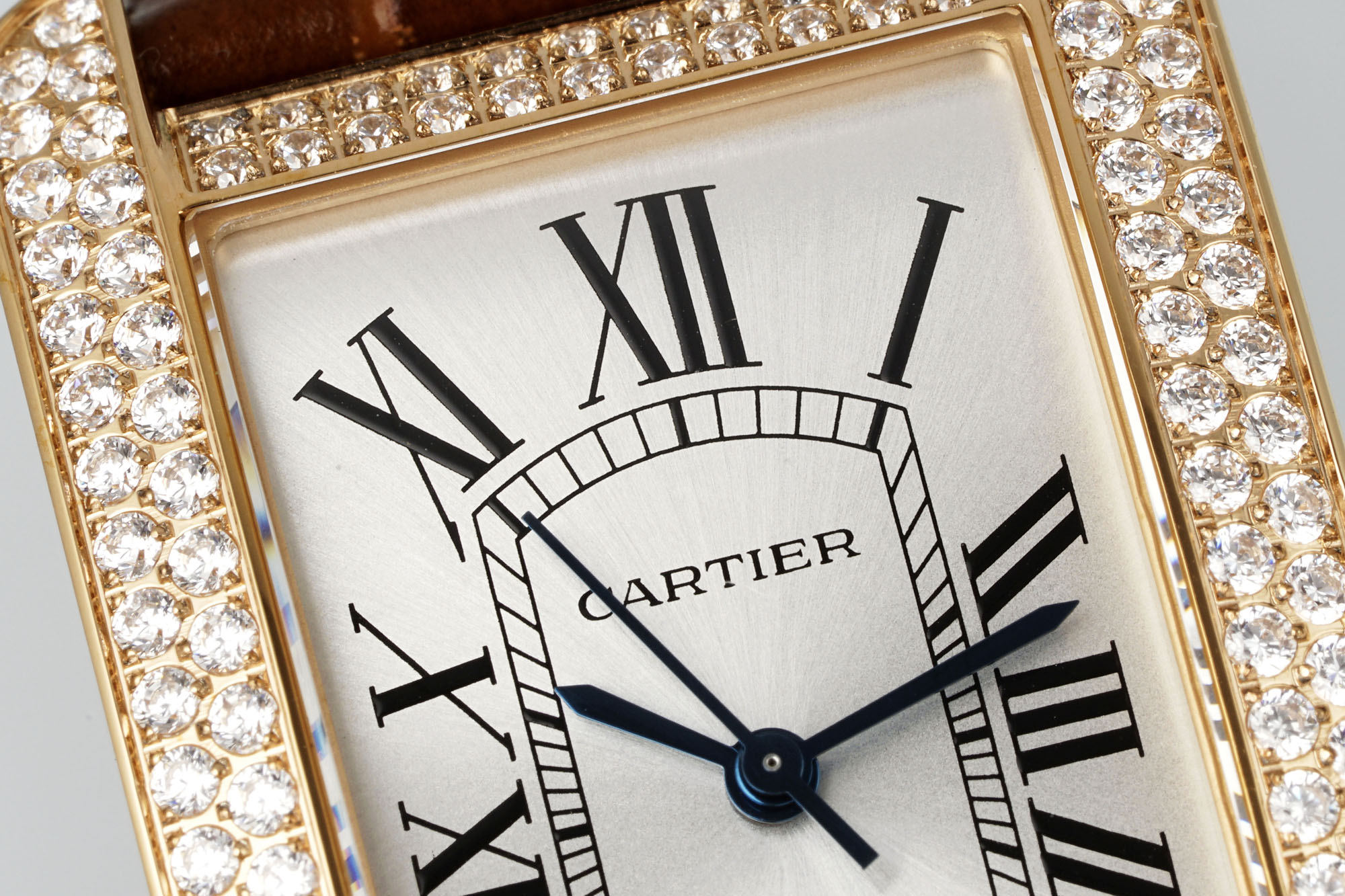 Cartier Tank American Medium Size Quartz Movement Diamond Bezel Leather Strap 4 i1744456674047 6882 0 3