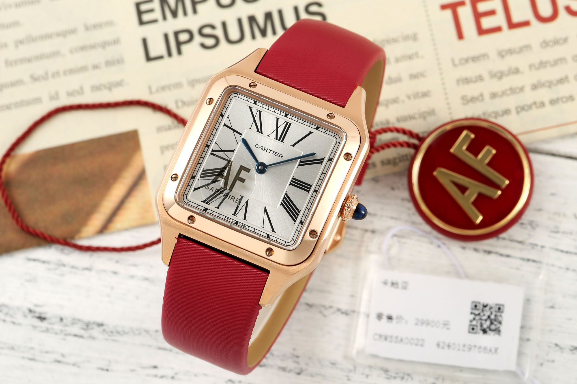 AF卡地亚山度士腕表，成熟魅力之典范 【表壳】尺寸27.5X38MM精钢表壳，延续经典方形设计，拉丝工艺勾勒出硬朗线条。圆珠形表冠，镶嵌一颗凸圆形蓝色合成尖晶石 【表盘】镀银磨砂表盘，阳光射线纹饰效果，罗马数字时标，剑形蓝钢指针，蓝宝石水晶镜面 【机芯】媲美原装的高效率石英机芯，超长续航时间 【表带】多色鳄鱼皮表带，精钢针扣式表扣。和原装一致的表带快拆系统。 AF山度士以不断创新的理念和巧夺天工的设计,书写世界珠宝及腕表设计制作的历史