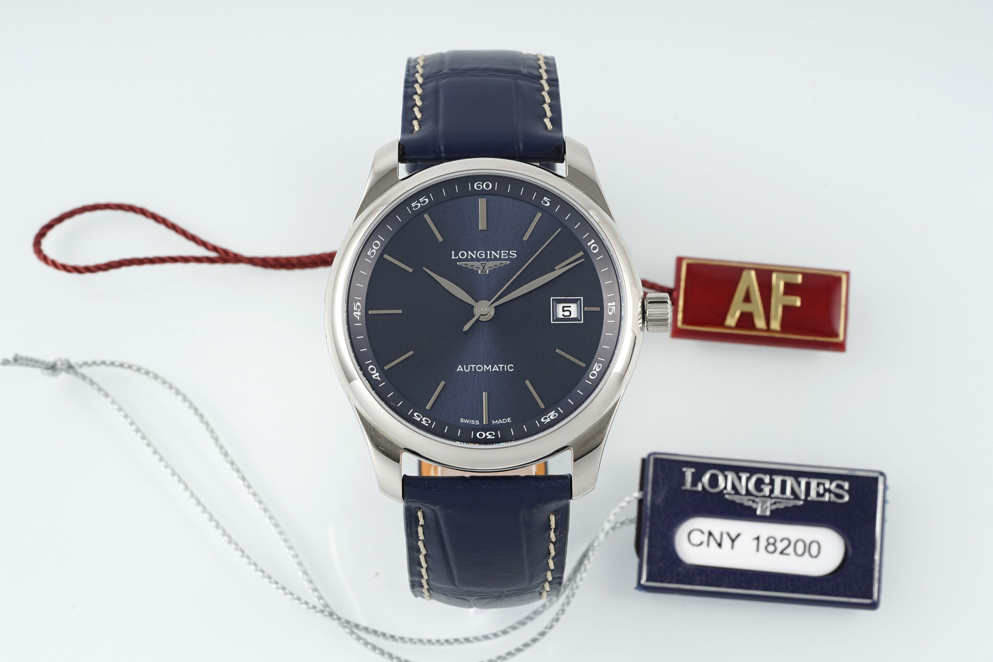 NO:389580,The AF Longines famous craftsman series carries the weight of time with minimalist aesthetics. The 40MM medium-sized famous craftsman series is perfect for most Asians and is very attractive to all men. The case made of stainless steel is made of nostalgic design, making the watch look noble and elegant. The classic 'silver wheat grain pattern' is used as the textured dial, the large three-hand design and painted Arabic numerals hour markers, the Longines logo logo is set at 12 o'clock, the 3 o'clock position is date display and the eye-catching blue steel hand is a testament to Longines' extraordinary heritage and professional watchmaking knowledge.  The 316L stainless steel strap is paired with a triple folding buckle, and can also be replaced with a crocodile leather strap. It feels quite comfortable and natural on the touch, highlighting the low-key and fusion attitude, subtly demonstrating your aesthetic pattern. Whether worn in business, leisure, outdoor, etc., you can handle it freely and always become the visual focus. AF produces, you can always trust it!  longines crocodile skin19860909AF浪琴名匠系列,以极简美学承载时间的重量. 40MM中号的名匠系列,适合大部分亚洲人的完美尺寸,对于各位男士来说具有莫大的吸引力.选用精钢材质打造的表壳,没有多余设计,让腕表显得高贵优雅. 经典“银色麦粒饰纹”作为纹理的表盘,大三针设计和漆绘阿拉伯数字时标,12点钟位置设浪琴表logo标识,3点钟位置为日期显示和醒目的蓝钢指针是浪琴表非凡传承和专业制表知识的见证. 316L精钢表带搭配三重折叠表扣,亦可选配更换鳄鱼皮表带,上手感相当舒适自然,凸显低调融合的态度,潜移默化地彰显了你的审美格局,无论商务、休闲、户外等多重场景佩戴,都能应付自如,总能成为视觉焦点. AF出品,你永远可以信赖！,,longines,crocodile skin,Watch