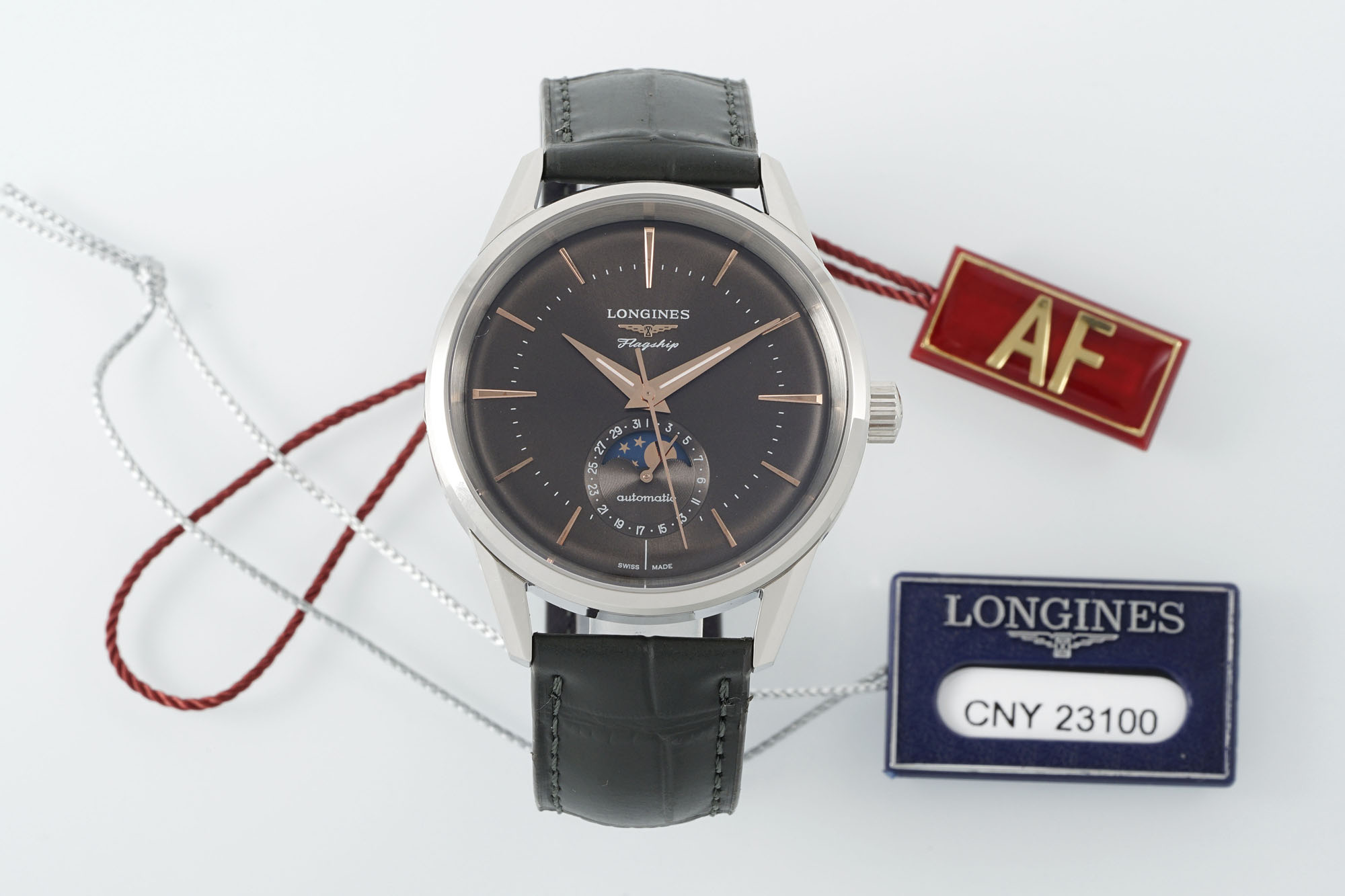 NO:158694,The AF factory Longines classic military flag series watch is rejuvenated with a diameter of 38.5 mm, showing its eternal charm in a simple and elegant style. The surface of the case has been treated with satin brushing, and the lugs are designed more refined and chamfered, making the overall size more compact and adapted to various wrist sizes.  The new classic replica series of military flag watches has a unique dial design and presents a unique curved outline. This design is inspired by the prototype model of 1957. The sun-decorated dial is in tune with 11 rhodium-plated or rose gold hour markers, among which the hour markers at 3 o'clock, 9 o'clock and 12 o'clock have been carefully designed. The hour and minute hands are made of rhodium-plated or rose gold according to the style, and are covered with Suer-LumiNova luminous coating to ensure that the night time is as clear as day. In addition, the star-moon glow and luminous coating on the dial complement each other to create a different romantic atmosphere.  In the screw-in back design, the carefully carved sailboat relief on the 18K gold disc vividly depicts the scene of a brisk sailboat riding the wind and waves on the blue sea. The blue bottom decoration is drawn with hand-made enamel techniques, and each part looks lifelike, all of which highlights the brand's pursuit of perfection. The brown, coal gray or black leather strap that complements the dial's color, and the steel pin buckle buckle exclusive to the classic replica series not only provides an excellent fit and wear comfort, but also demonstrates the ingenuity of the AF factory Longines watch in the details.,,longines19860909AF厂浪琴表经典军旗系列腕表焕新颜 直径38.5毫米,以简洁大方的风格展现了永恒的魅力.表壳表面经过缎面拉丝工艺处理,表耳设计得更为精致,呈现倒角造型,使得整体尺寸更为紧凑,适应各种手腕尺寸. 全新经典复刻系列军旗腕表,表盘设计独具匠心,呈现出独特的弧形轮廓,这一设计深受1957年原型表款的启发.太阳纹装饰的表盘,与11个镀铑或镀玫瑰金时标相映成趣,其中3时、9时与12时位置的时标经过精心加长设计.时针与分针则根据款式不同,采用镀铑或镀玫瑰金材质,并覆盖Suer-LumiNova夜光涂层,确保夜间视时清晰如昼.此外,表盘上的星月辉光与夜光涂层色调相得益彰,共同营造出一种别样的浪漫氛围. 旋入式表背设计上,18K金质圆盘上精心雕刻的帆船浮雕,生动描绘了一艘轻快帆船在蔚蓝海面上乘风破浪的场景.而蓝色底饰则以手工珐琅技艺绘制,每一处都显得栩栩如生,无不彰显着品牌对完美的追求. 与表盘配色相得益彰的棕色、煤灰色或黑色皮革表带,搭配经典复刻系列专属的精钢针扣式表扣,不仅提供出色的贴合感与佩戴舒适度,更在细节之处彰显了AF厂浪琴表的匠心独运.,,longines,Watch