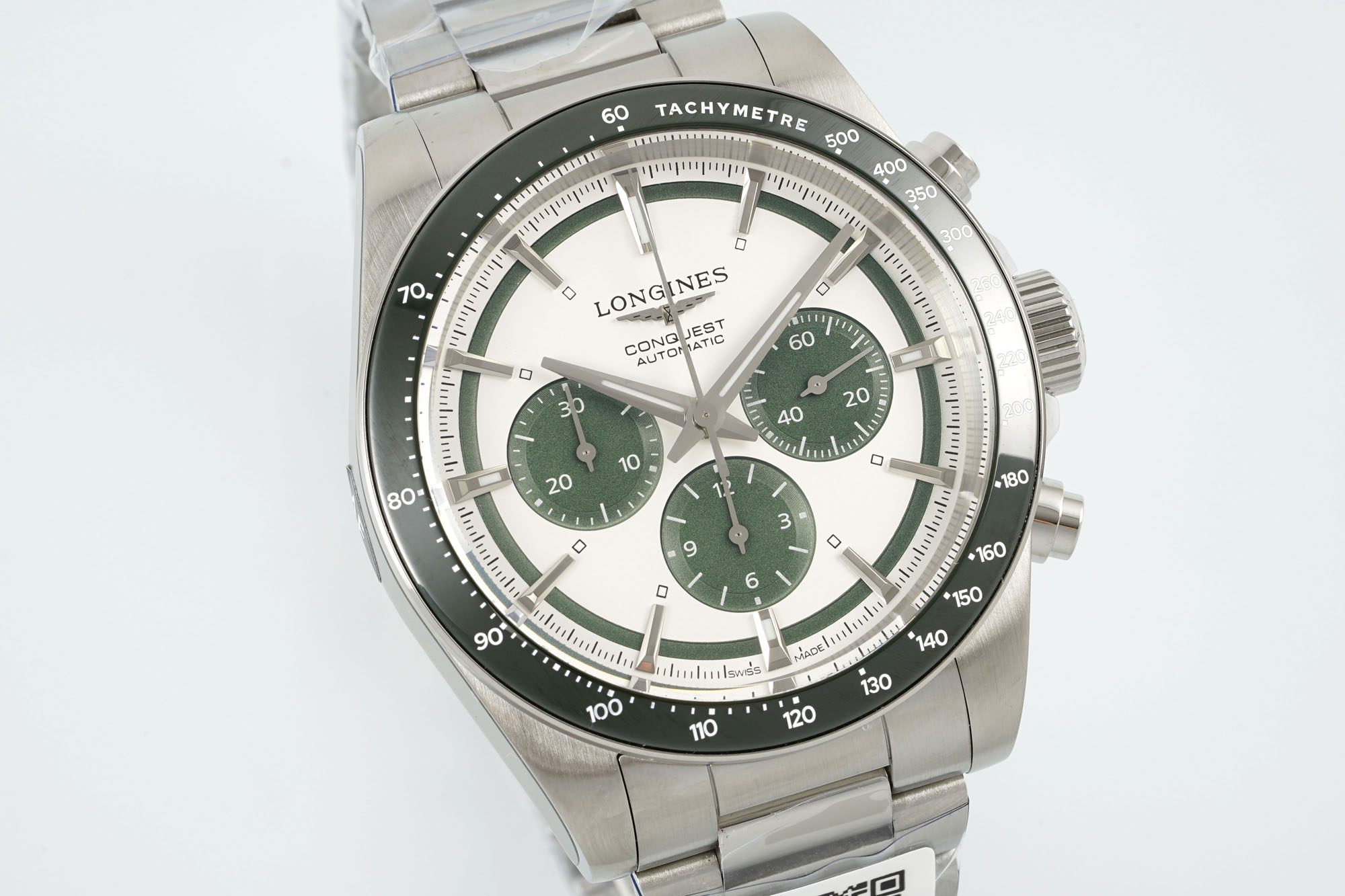 NO:158697,AF inherits the ingenious craftsmanship and reincarnates the classic. The Longines Comcas series chronograph has a 42.00 mm diameter. It uses a ceramic bezel. The bezel has a speed measuring ring and is decorated with red characters. The dial has black, white, blue, and champagne, and a variety of colors. The black three-eye chronograph and black ceramic ring also have the charm of a 